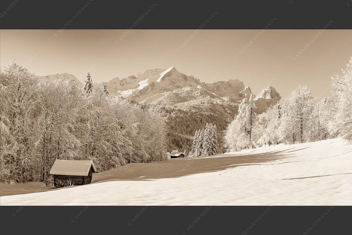 Winterlandschaft am Höfle mit Blick zum Zugspitzmassiv im Wetterstein - Winter im Werdenfels 2:1 sepia -- Alpspitze Zugspitze und Waxenstein - mehr Infos bei www.Kriner-Weiermann.de