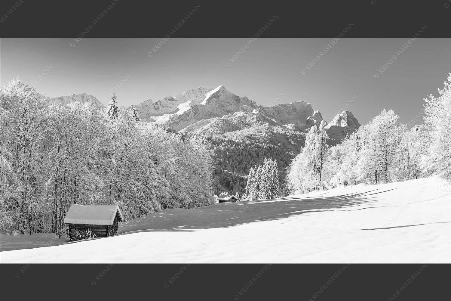 Winterlandschaft am Höfle mit Blick zum Zugspitzmassiv im Wetterstein - Winter im Werdenfels 2:1 sw -- Alpspitze Zugspitze und Waxenstein - mehr Infos bei www.Kriner-Weiermann.de