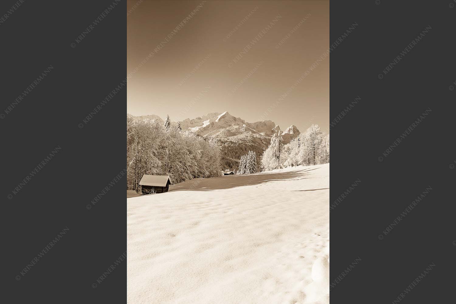 Winterlandschaft am Höfle mit Blick zum Zugspitzmassiv im Wetterstein - Winter im Werdenfels 2:3 sepia -- Alpspitze Zugspitze und Waxenstein - mehr Infos bei www.Kriner-Weiermann.de