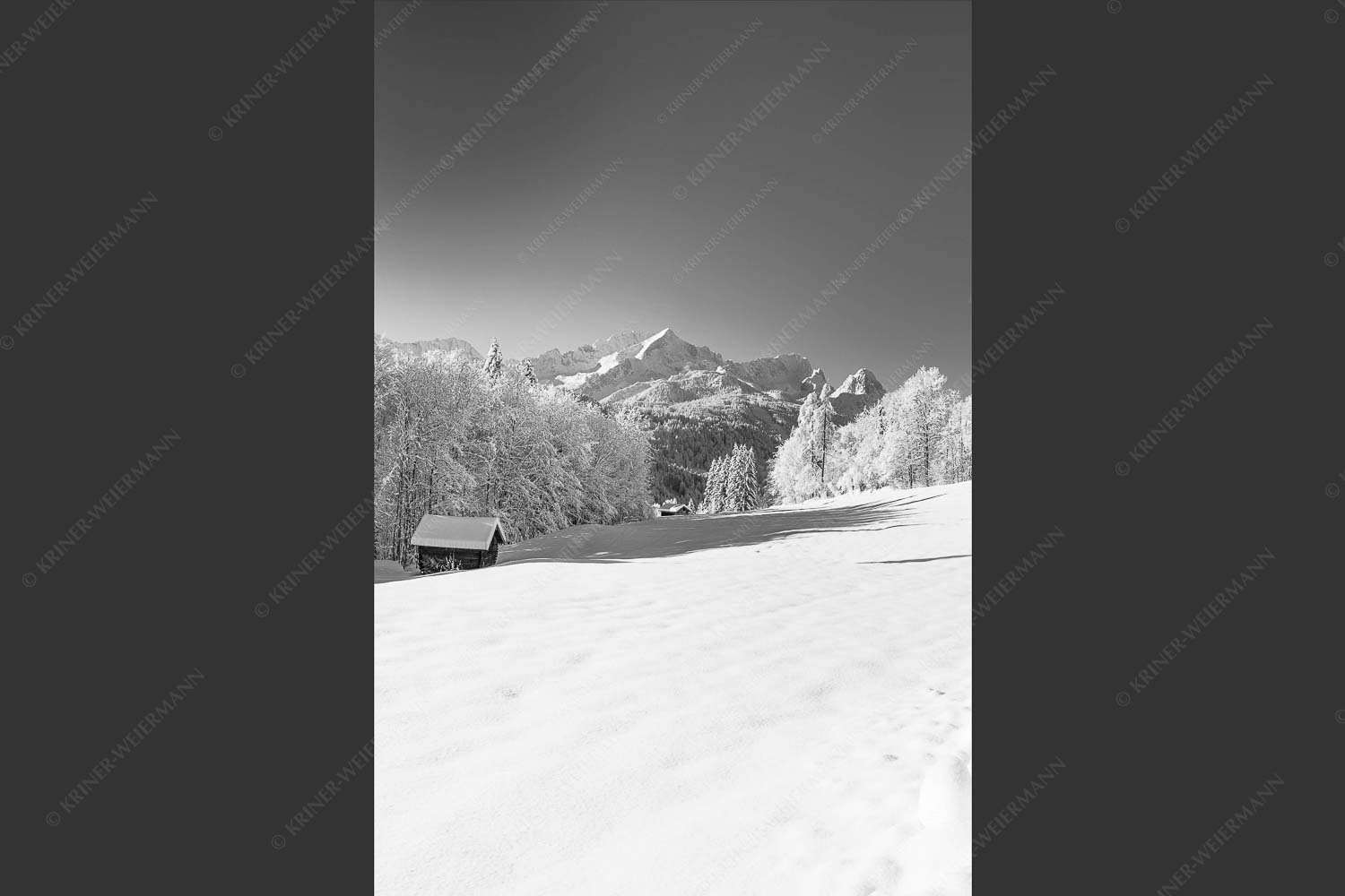 Winterlandschaft am Höfle mit Blick zum Zugspitzmassiv im Wetterstein - Winter im Werdenfels 2:3 sw -- Alpspitze Zugspitze und Waxenstein - mehr Infos bei www.Kriner-Weiermann.de