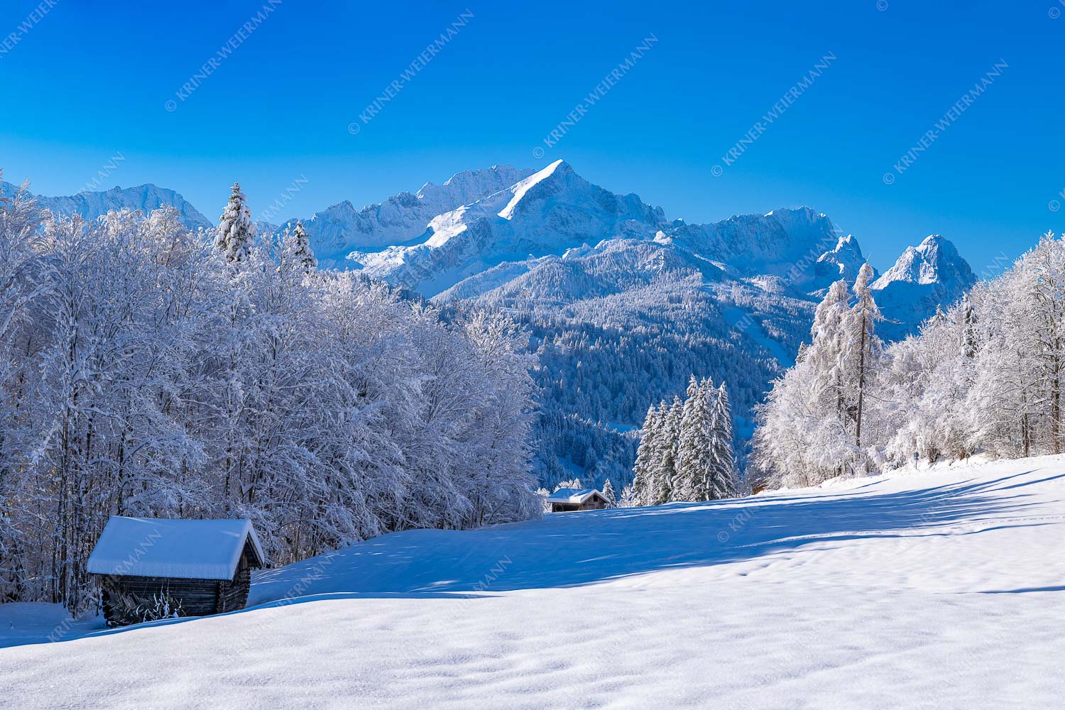 Winterlandschaft am Höfle mit Blick zum Zugspitzmassiv im Wetterstein - Winter im Werdenfels 3:2  -- Alpspitze Zugspitze und Waxenstein - mehr Infos bei www.Kriner-Weiermann.de