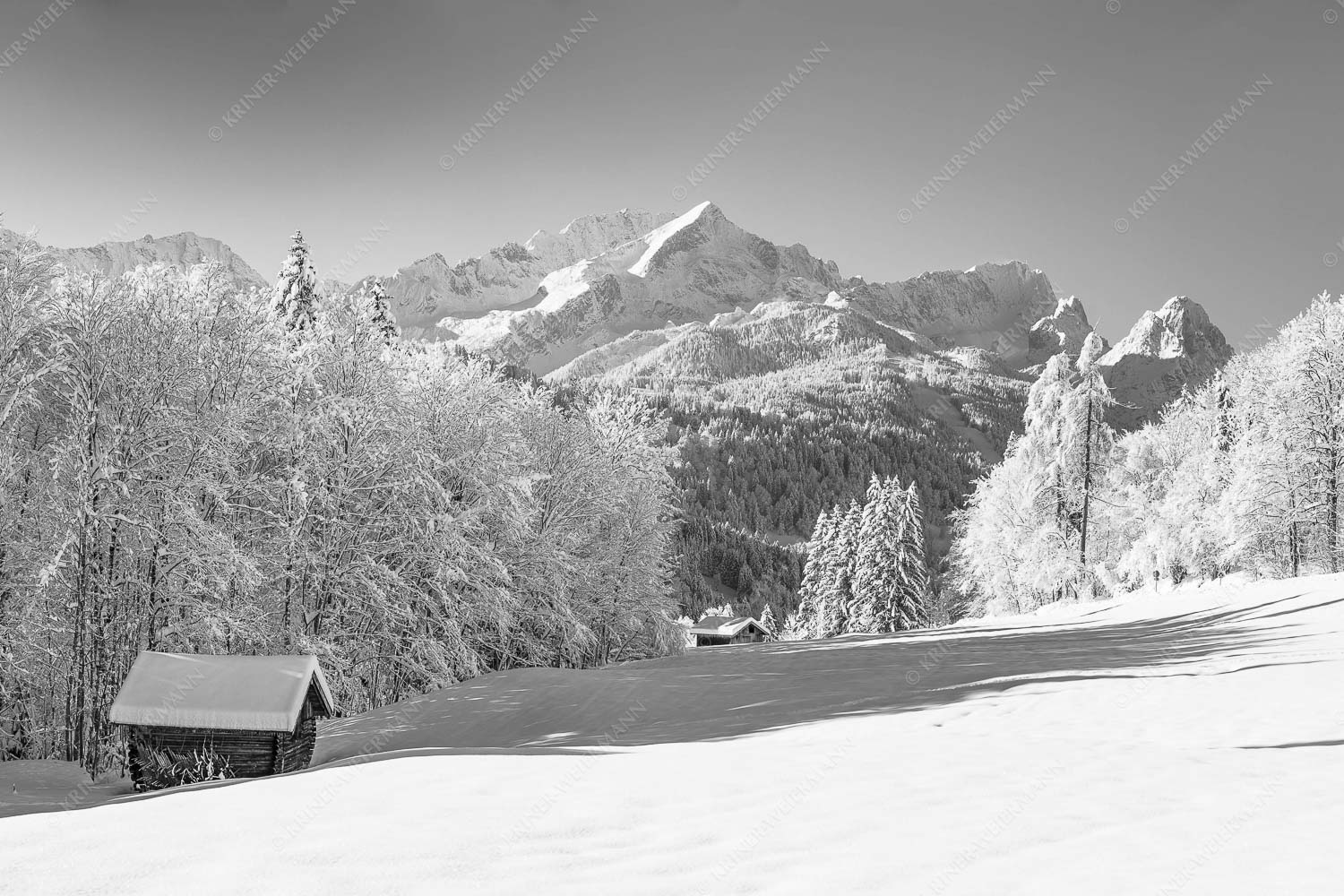 Winterlandschaft am Höfle mit Blick zum Zugspitzmassiv im Wetterstein - Winter im Werdenfels 3:2 sw -- Alpspitze Zugspitze und Waxenstein - mehr Infos bei www.Kriner-Weiermann.de