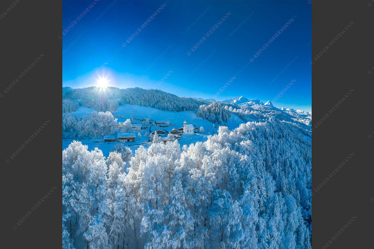 Blick über die Ortschaft Wamberg zum Zugspitzmassiv im Wetterstein - Winterliches Wamberg 1:1  -- Wetterstein und Zugspitzmassiv - mehr Infos bei www.Kriner-Weiermann.de