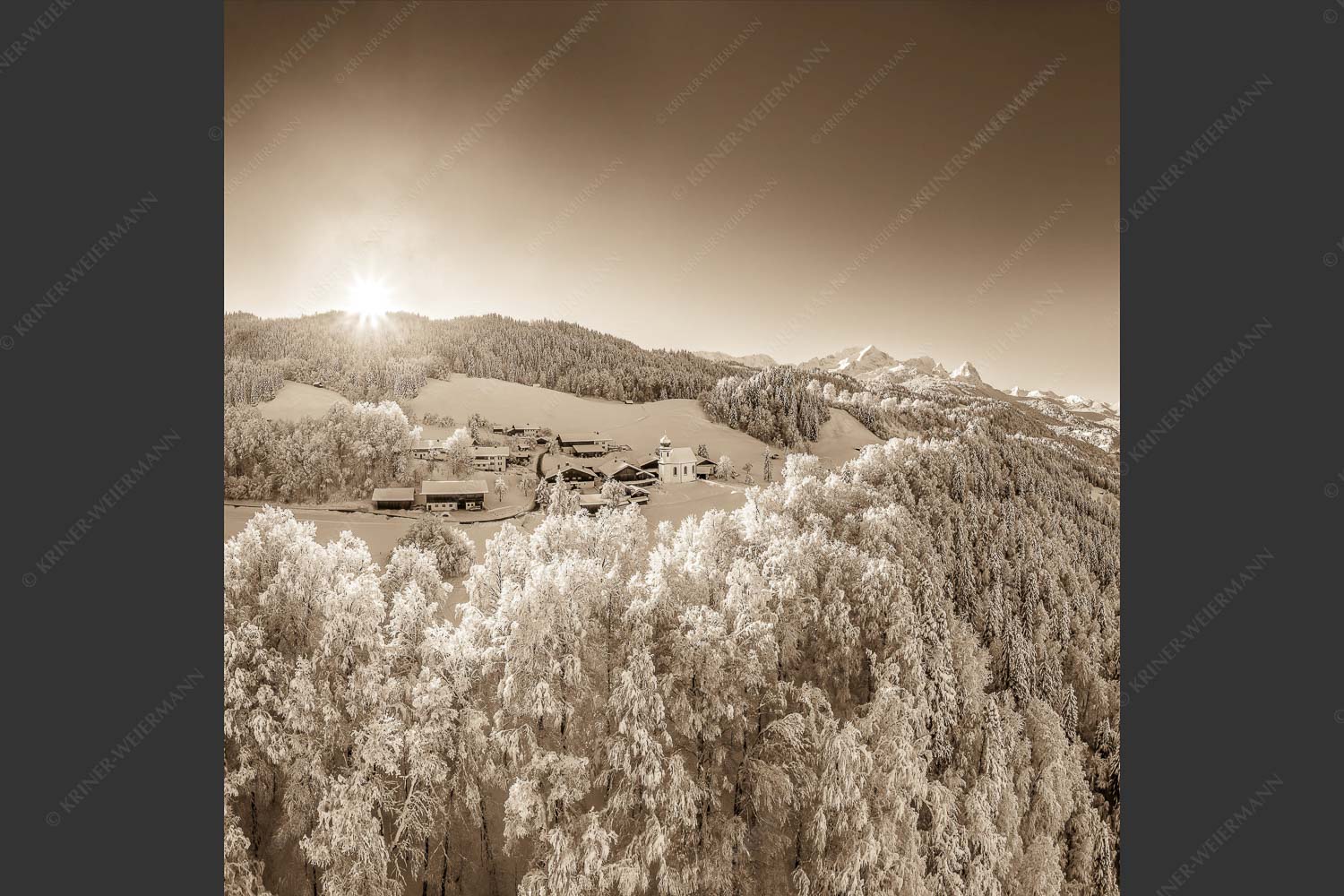 Blick über die Ortschaft Wamberg zum Zugspitzmassiv im Wetterstein - Winterliches Wamberg 1:1 sepia -- Wetterstein und Zugspitzmassiv - mehr Infos bei www.Kriner-Weiermann.de