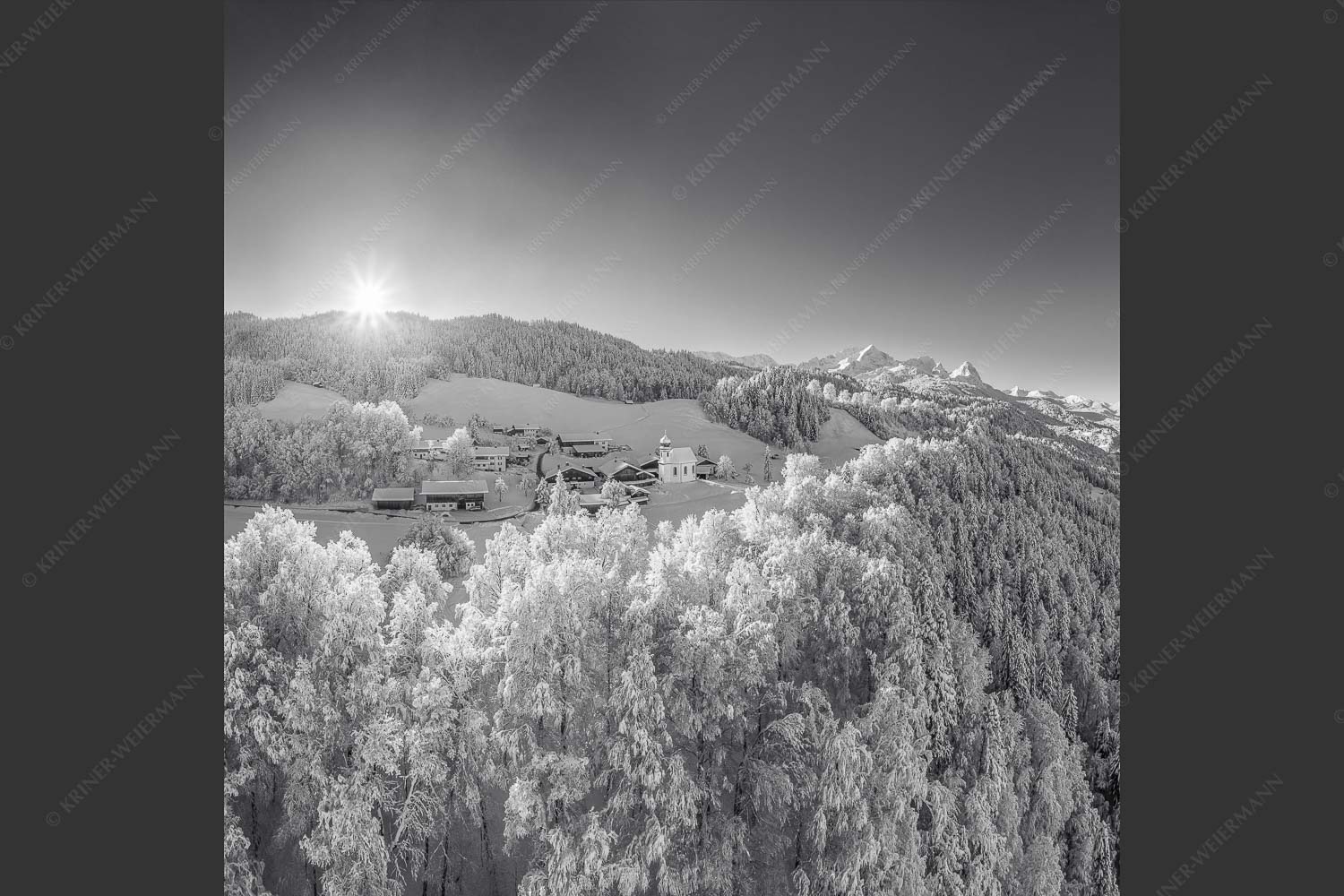 Blick über die Ortschaft Wamberg zum Zugspitzmassiv im Wetterstein - Winterliches Wamberg 1:1 sw -- Wetterstein und Zugspitzmassiv - mehr Infos bei www.Kriner-Weiermann.de