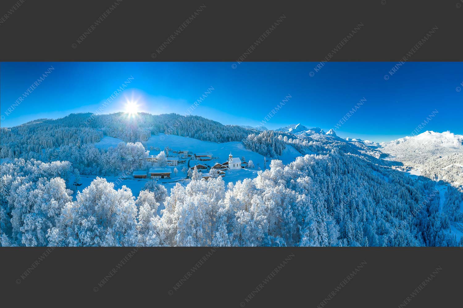 Blick über die Ortschaft Wamberg zum Zugspitzmassiv im Wetterstein - Winterliches Wamberg 2,5:1  -- Wetterstein und Zugspitzmassiv - mehr Infos bei www.Kriner-Weiermann.de