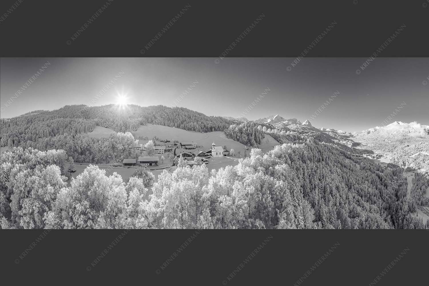 Blick über die Ortschaft Wamberg zum Zugspitzmassiv im Wetterstein - Winterliches Wamberg 2,5:1 sw -- Wetterstein und Zugspitzmassiv - mehr Infos bei www.Kriner-Weiermann.de