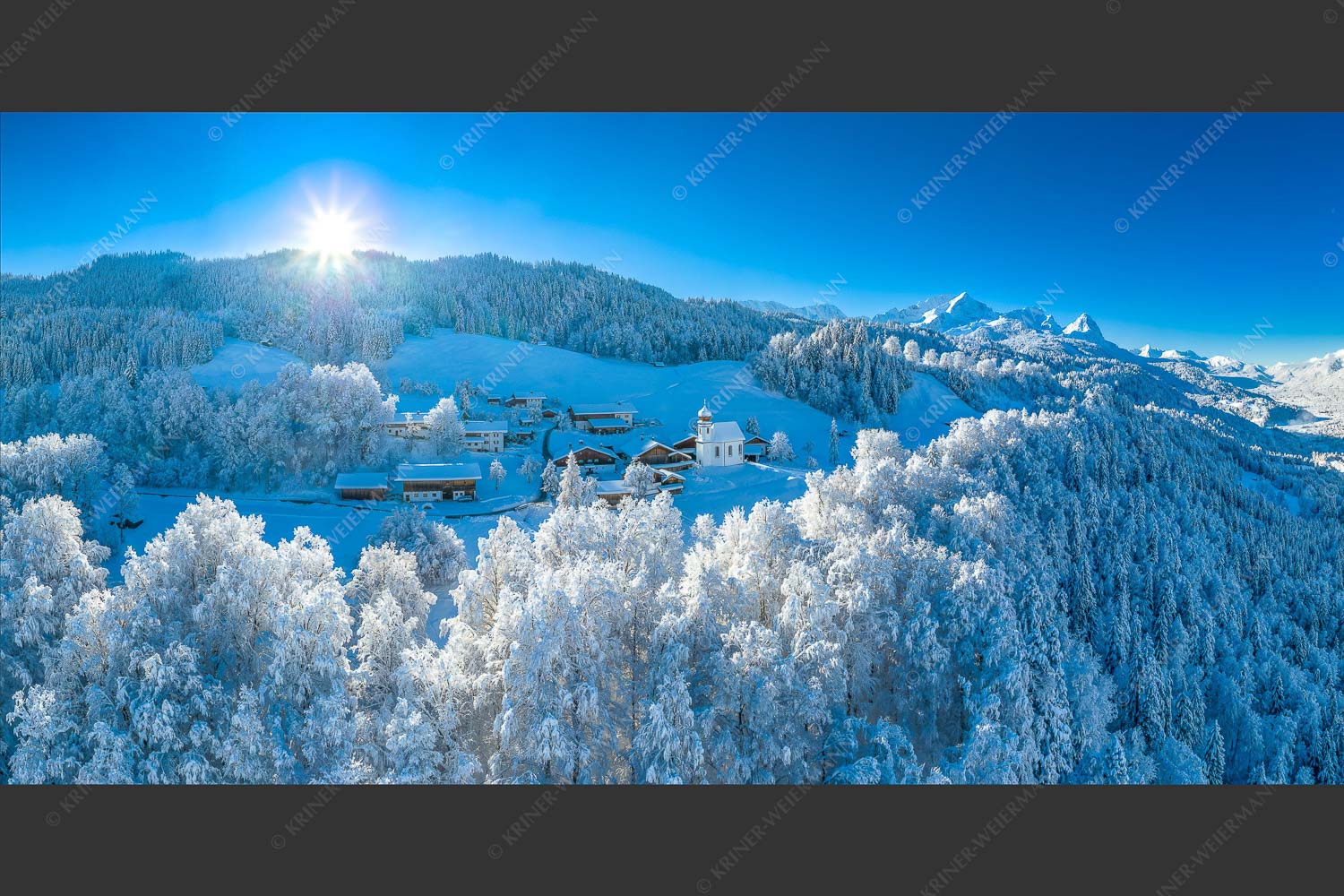 Blick über die Ortschaft Wamberg zum Zugspitzmassiv im Wetterstein - Winterliches Wamberg 2:1  -- Wetterstein und Zugspitzmassiv - mehr Infos bei www.Kriner-Weiermann.de