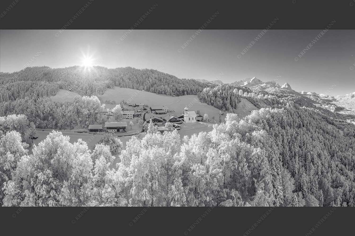 Blick über die Ortschaft Wamberg zum Zugspitzmassiv im Wetterstein - Winterliches Wamberg 2:1 sw -- Wetterstein und Zugspitzmassiv - mehr Infos bei www.Kriner-Weiermann.de