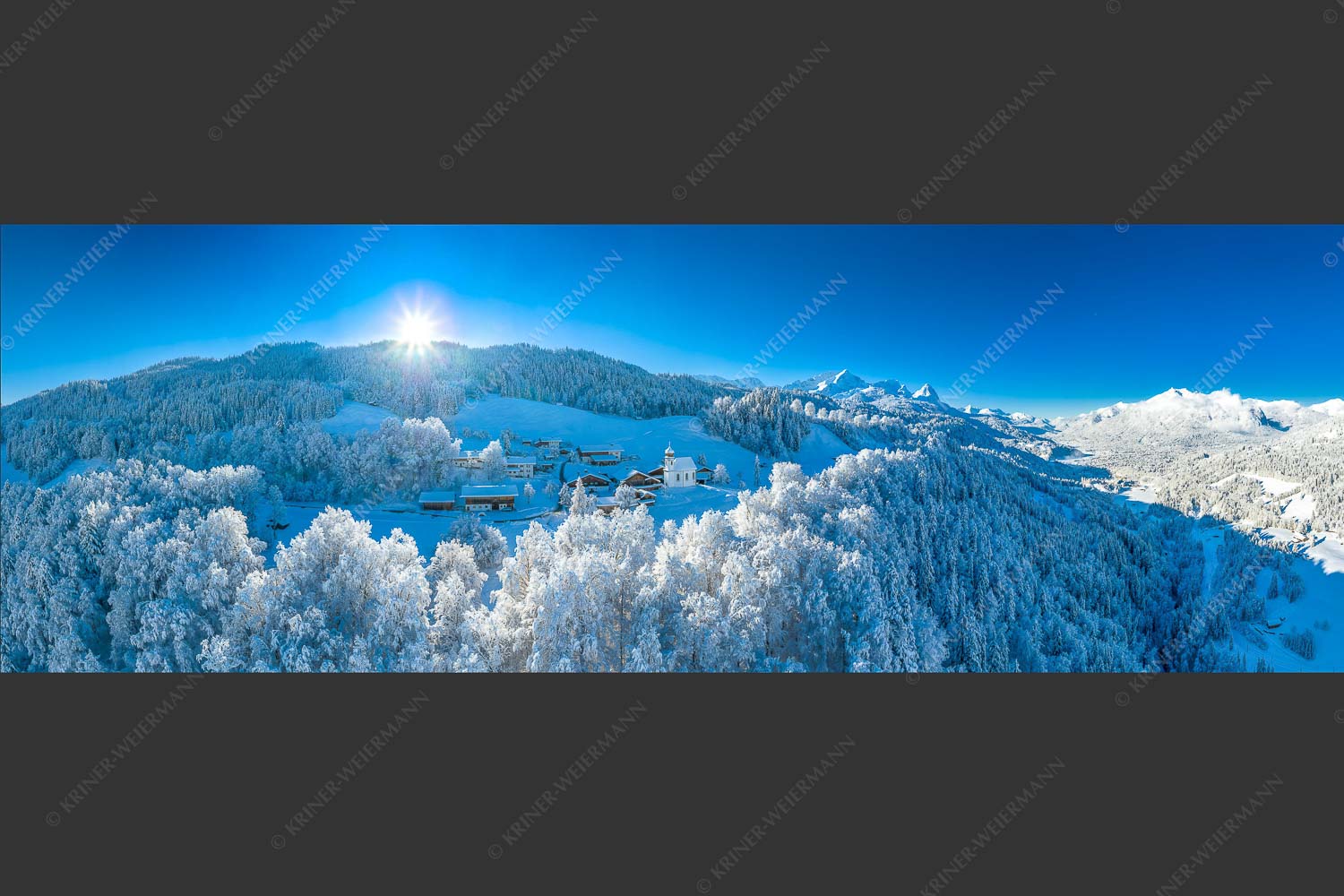 Blick über die Ortschaft Wamberg zum Zugspitzmassiv im Wetterstein - Winterliches Wamberg 3:1  -- Wetterstein und Zugspitzmassiv - mehr Infos bei www.Kriner-Weiermann.de