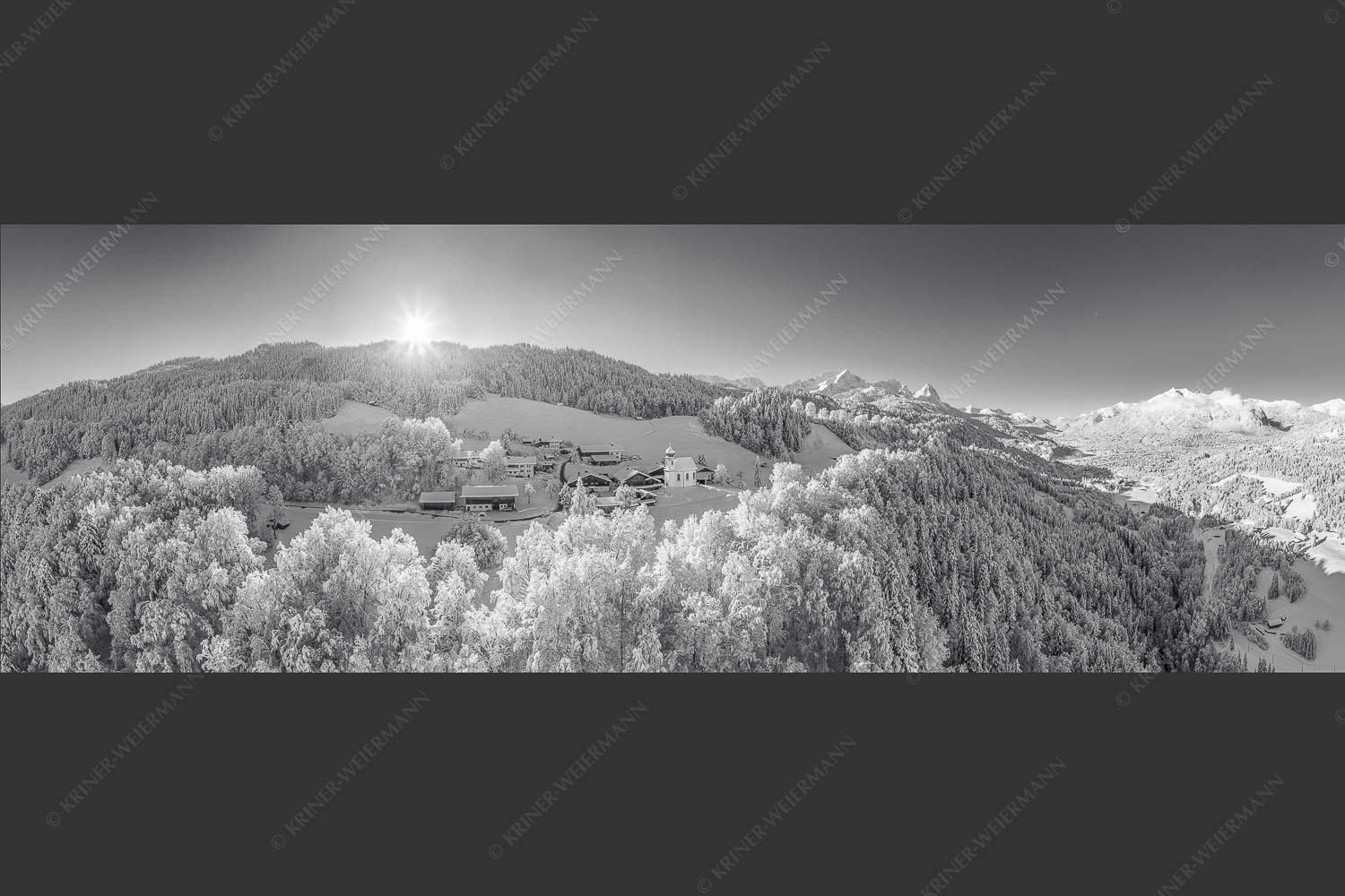 Blick über die Ortschaft Wamberg zum Zugspitzmassiv im Wetterstein - Winterliches Wamberg 3:1 sw -- Wetterstein und Zugspitzmassiv - mehr Infos bei www.Kriner-Weiermann.de