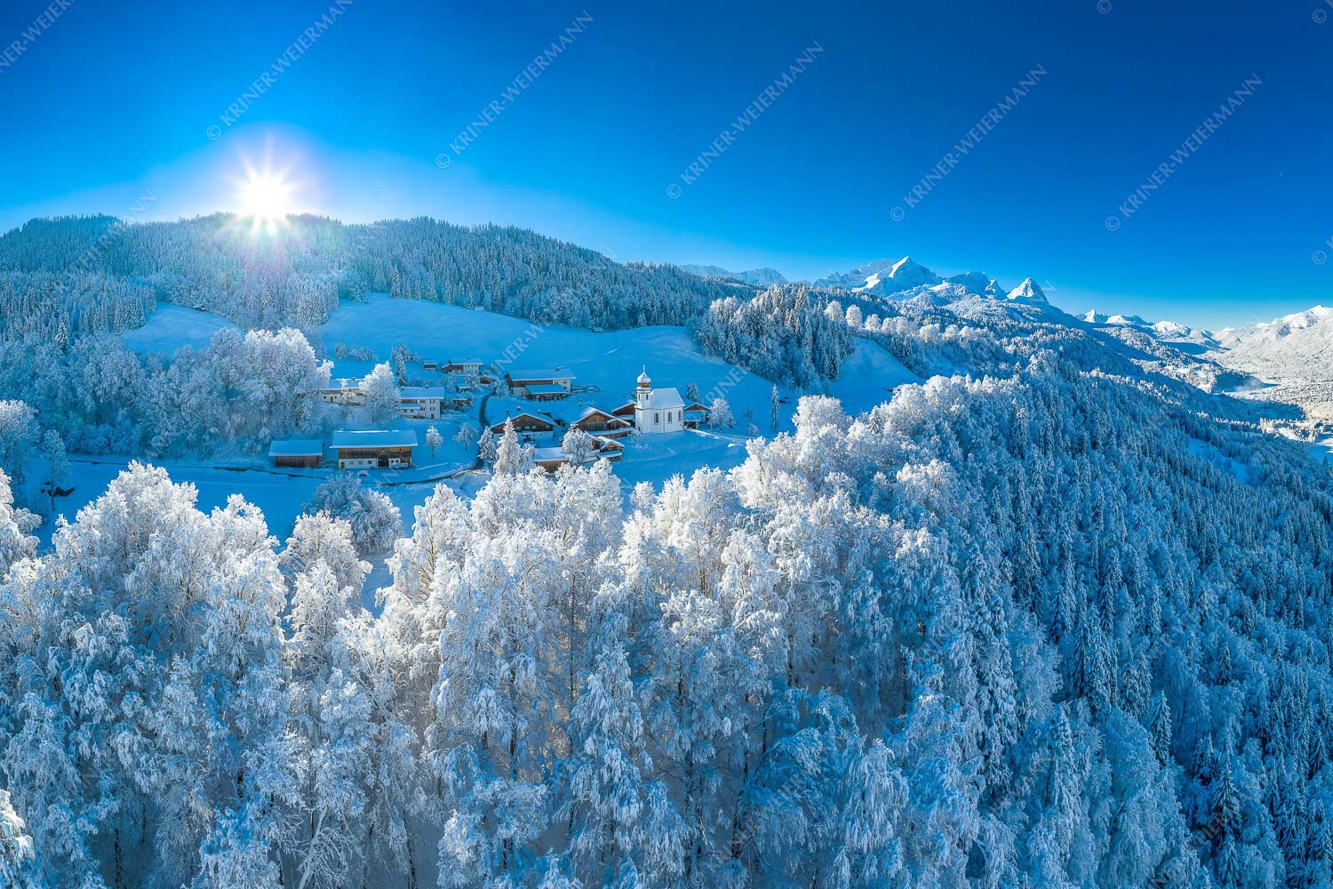 Blick über die Ortschaft Wamberg zum Zugspitzmassiv im Wetterstein - Winterliches Wamberg 3:2  -- Wetterstein und Zugspitzmassiv - mehr Infos bei www.Kriner-Weiermann.de