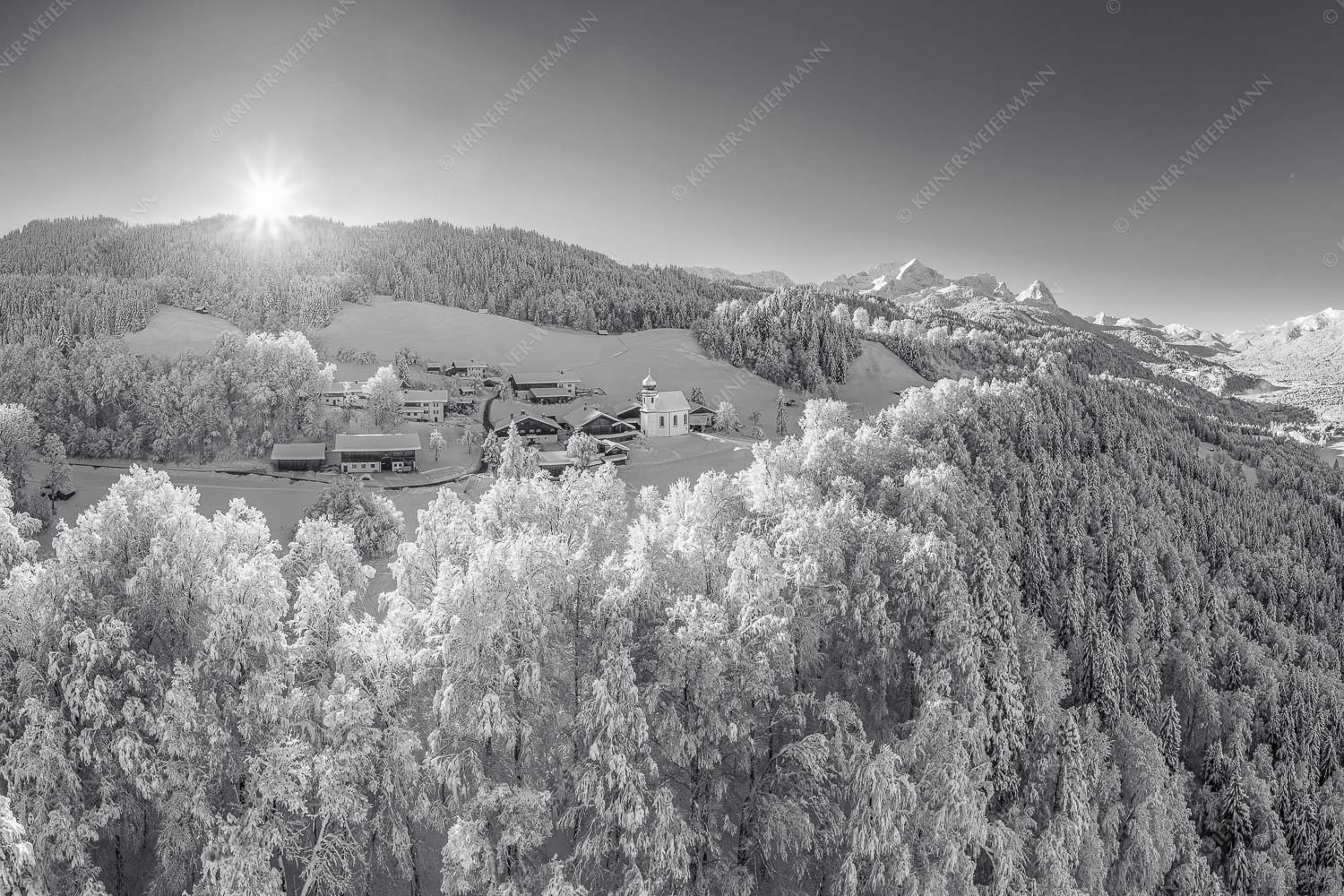 Blick über die Ortschaft Wamberg zum Zugspitzmassiv im Wetterstein - Winterliches Wamberg 3:2 sw -- Wetterstein und Zugspitzmassiv - mehr Infos bei www.Kriner-Weiermann.de