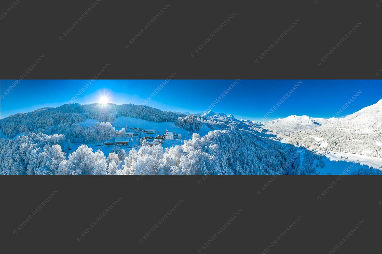 Blick über die Ortschaft Wamberg zum Zugspitzmassiv im Wetterstein - Winterliches Wamberg 4:1  -- Wetterstein und Zugspitzmassiv - mehr Infos bei www.Kriner-Weiermann.de