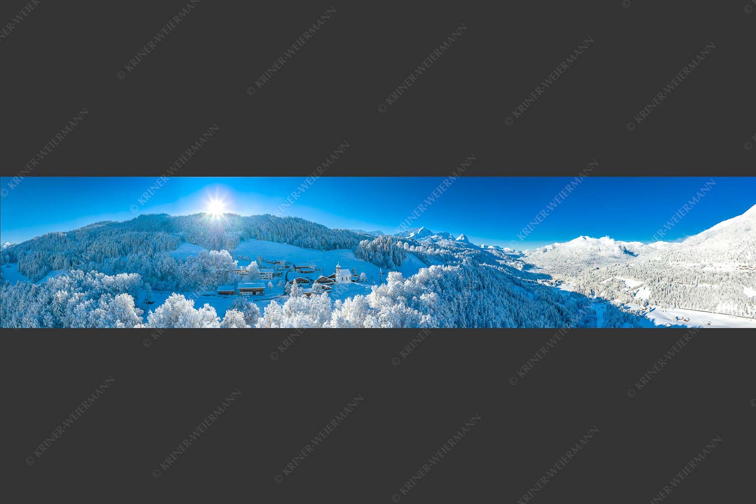 Blick über die Ortschaft Wamberg zum Zugspitzmassiv im Wetterstein - Winterliches Wamberg 5:1  -- Wetterstein und Zugspitzmassiv - mehr Infos bei www.Kriner-Weiermann.de