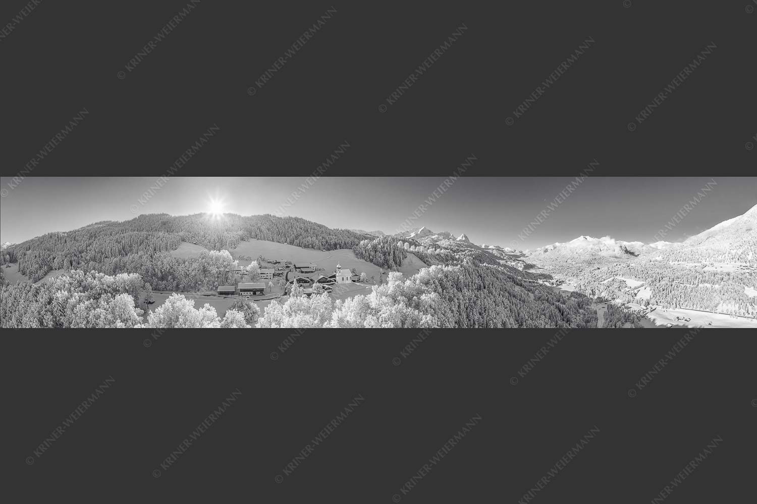 Blick über die Ortschaft Wamberg zum Zugspitzmassiv im Wetterstein - Winterliches Wamberg 5:1 sw -- Wetterstein und Zugspitzmassiv - mehr Infos bei www.Kriner-Weiermann.de