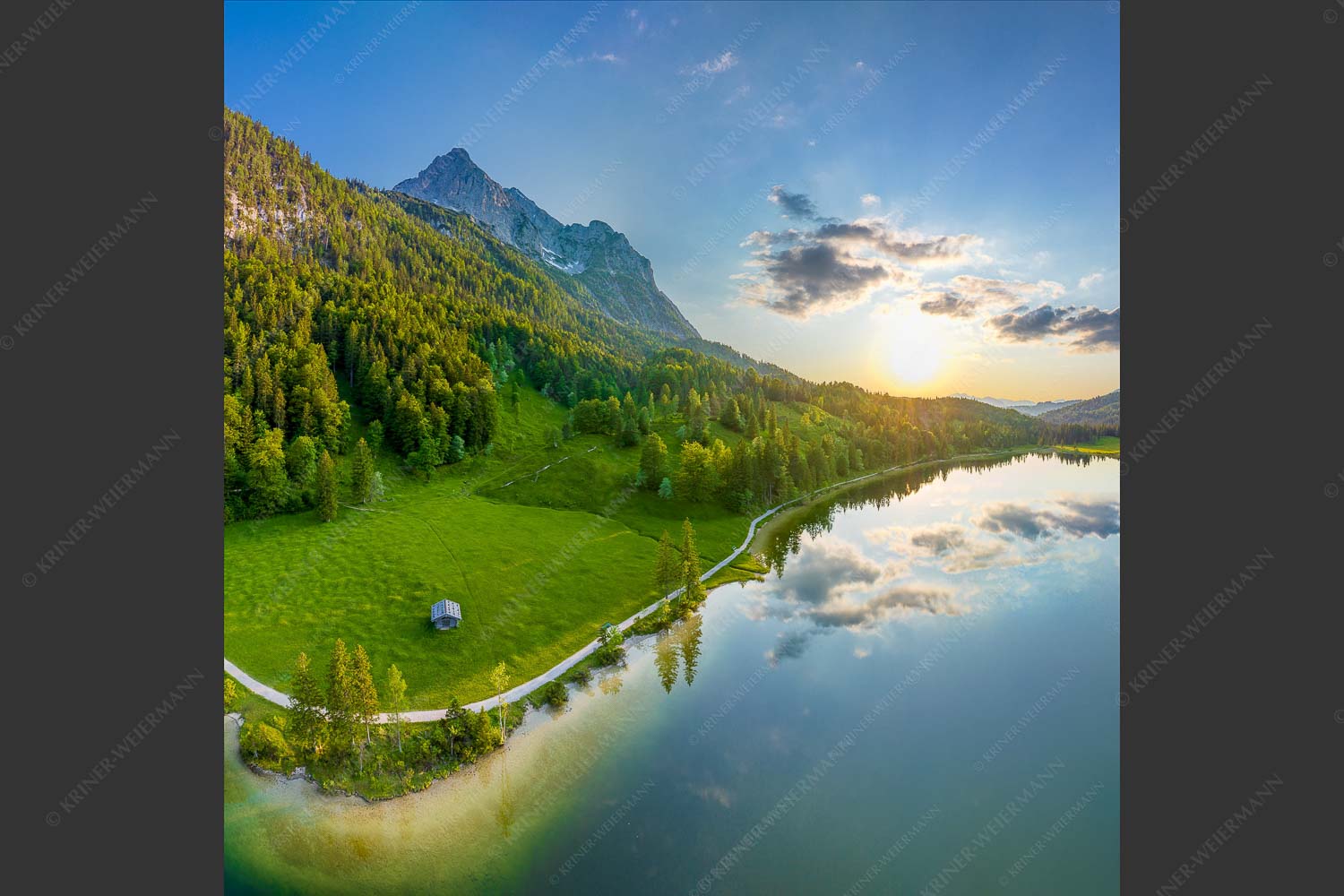 Blick über den Ferchensee zum Sonnenuntergang am Wettersteingebirge - Wohltuend 1:1  -- Ferchensee mit Wetterstein - mehr Infos bei www.Kriner-Weiermann.de