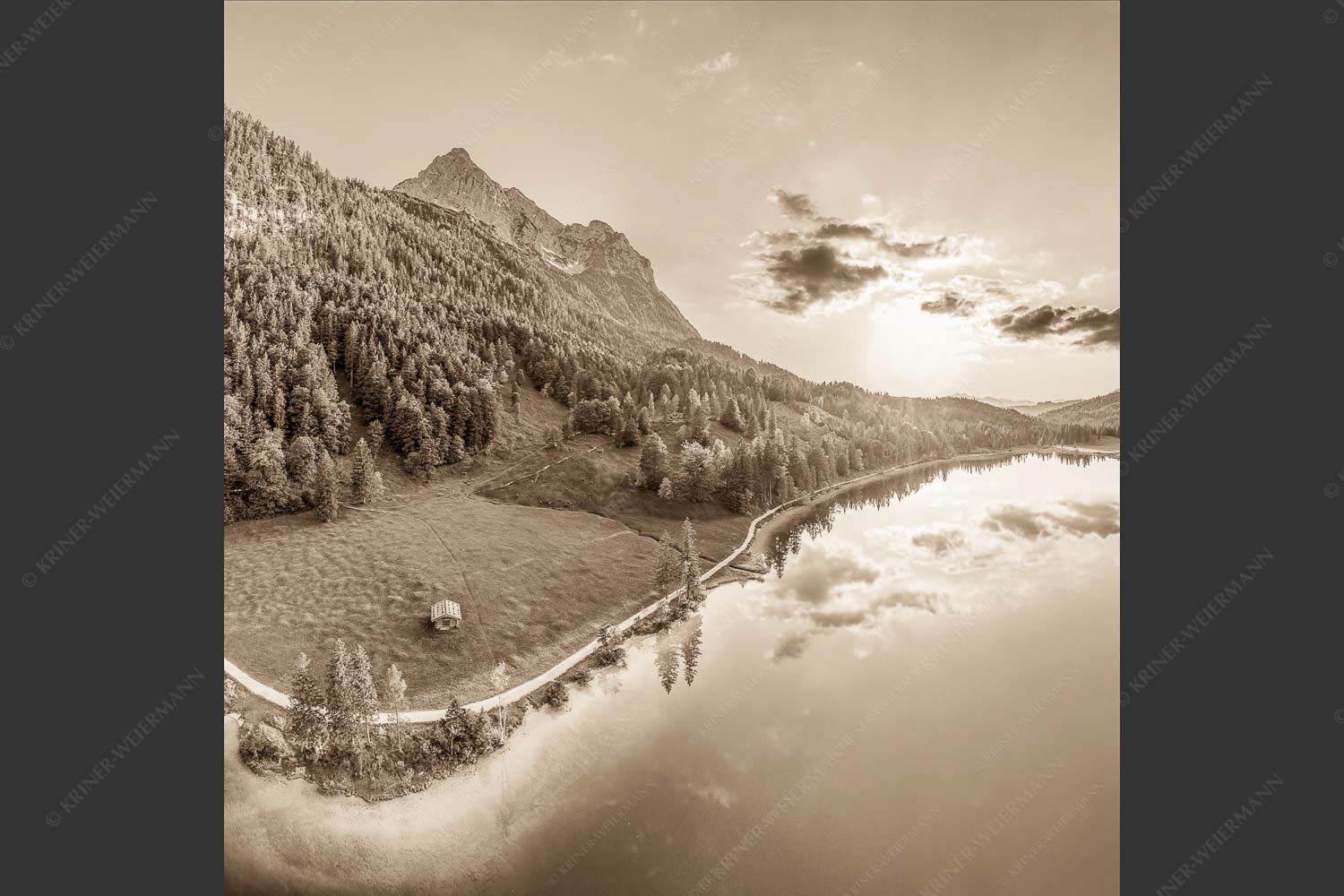 Blick über den Ferchensee zum Sonnenuntergang am Wettersteingebirge - Wohltuend 1:1 sepia -- Ferchensee mit Wetterstein - mehr Infos bei www.Kriner-Weiermann.de