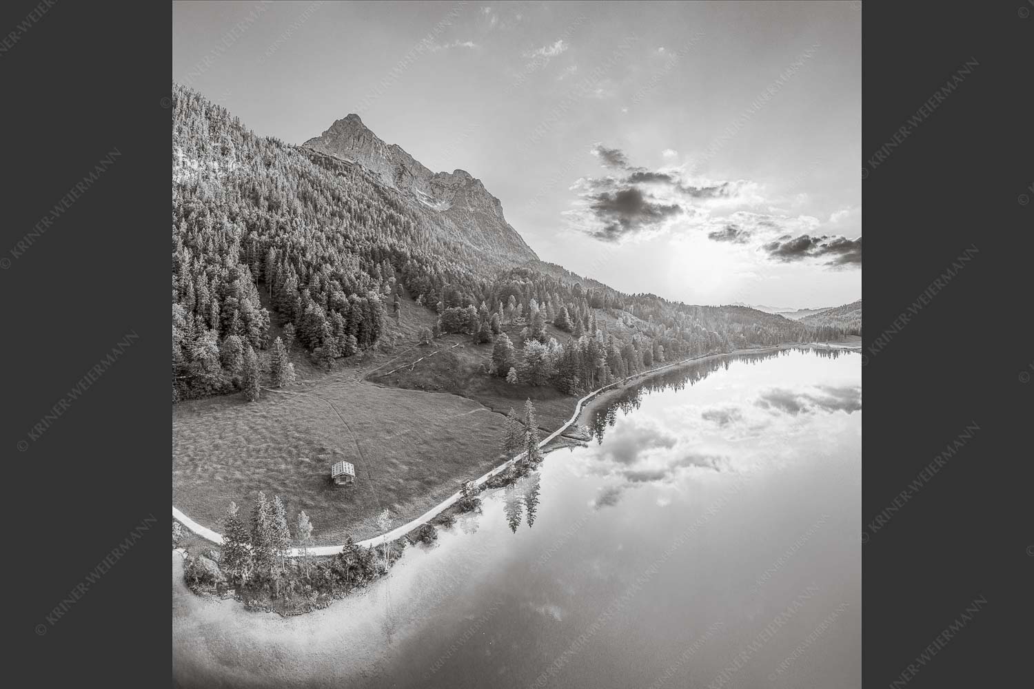 Blick über den Ferchensee zum Sonnenuntergang am Wettersteingebirge - Wohltuend 1:1 sw -- Ferchensee mit Wetterstein - mehr Infos bei www.Kriner-Weiermann.de