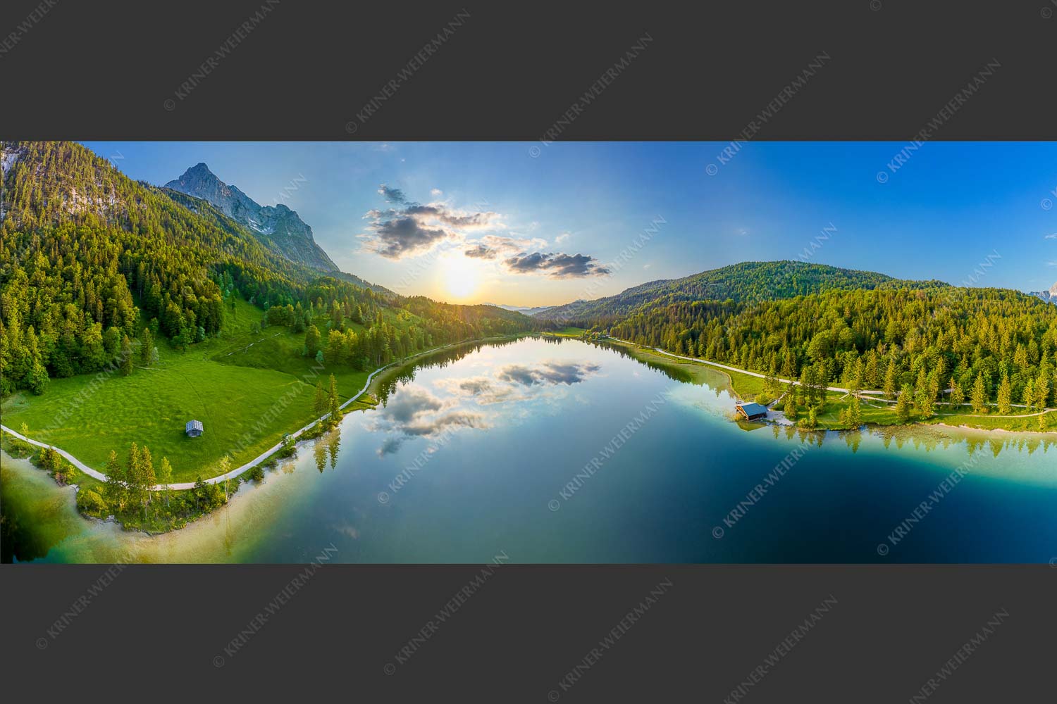 Blick über den Ferchensee zum Sonnenuntergang am Wettersteingebirge - Wohltuend 2,5:1  -- Ferchensee mit Wetterstein - mehr Infos bei www.Kriner-Weiermann.de