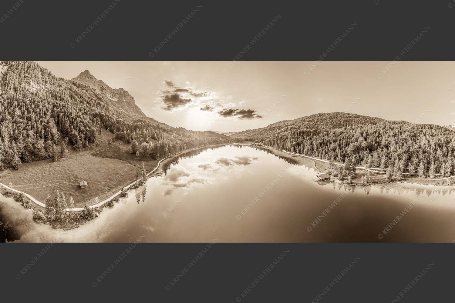 Blick über den Ferchensee zum Sonnenuntergang am Wettersteingebirge - Wohltuend 2,5:1 sepia -- Ferchensee mit Wetterstein - mehr Infos bei www.Kriner-Weiermann.de