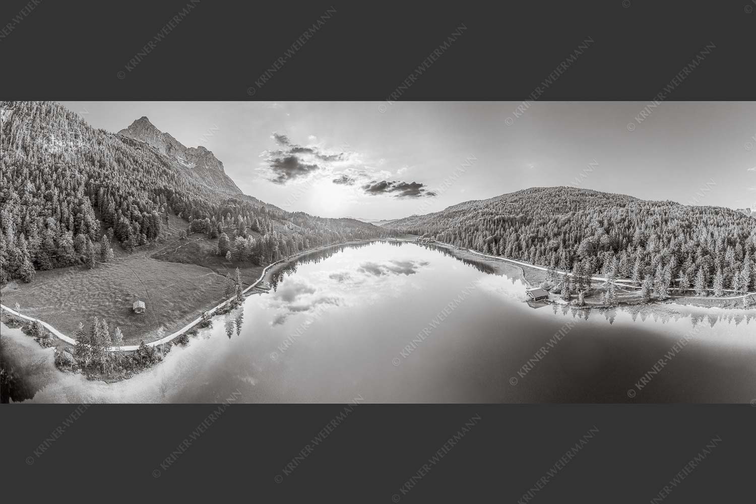 Blick über den Ferchensee zum Sonnenuntergang am Wettersteingebirge - Wohltuend 2,5:1 sw -- Ferchensee mit Wetterstein - mehr Infos bei www.Kriner-Weiermann.de