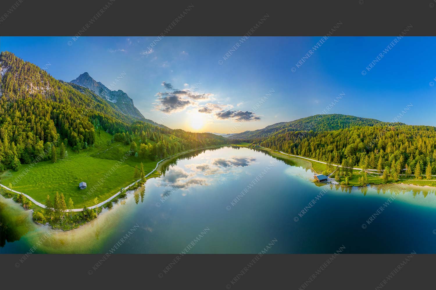 Blick über den Ferchensee zum Sonnenuntergang am Wettersteingebirge - Wohltuend 2:1  -- Ferchensee mit Wetterstein - mehr Infos bei www.Kriner-Weiermann.de