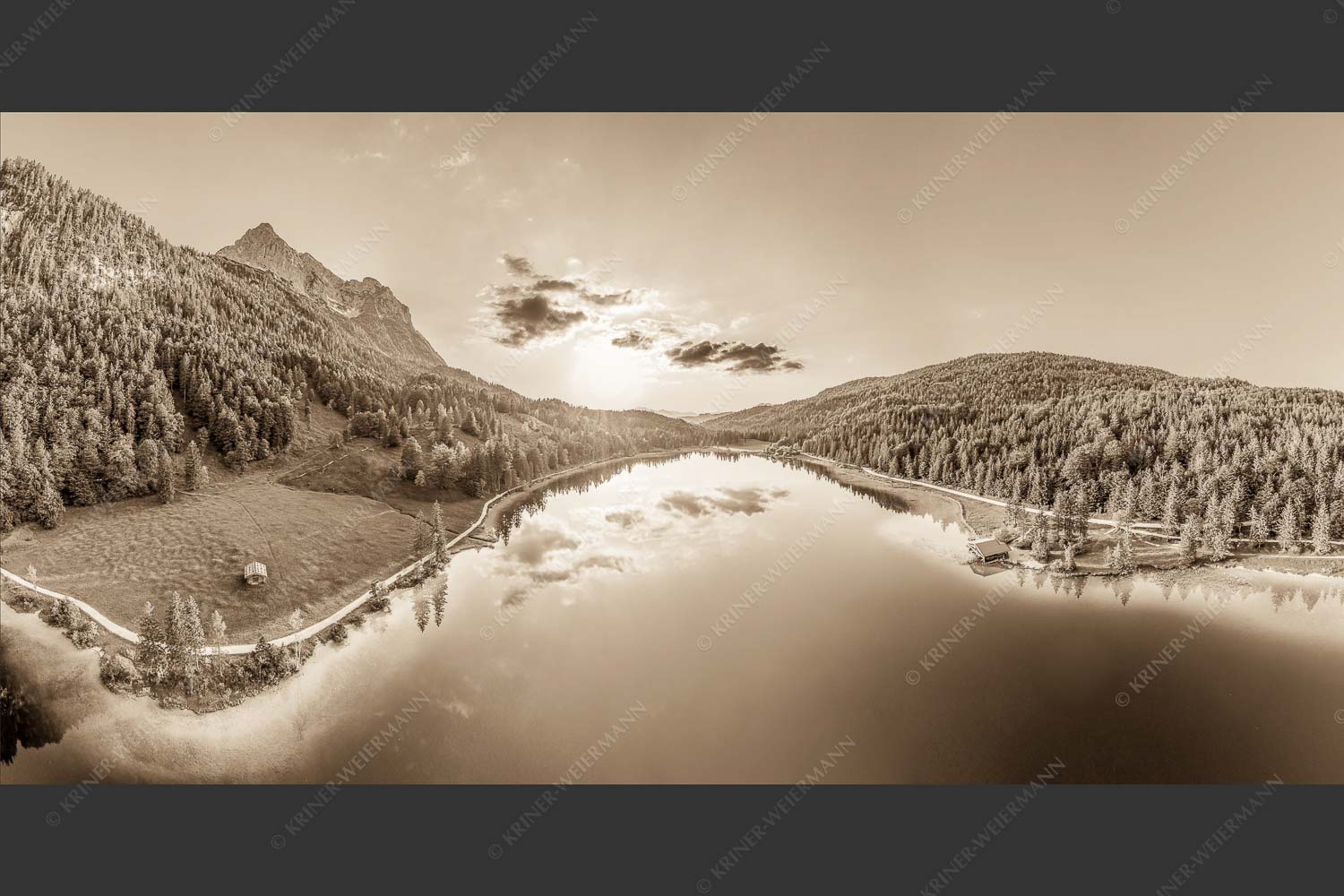 Blick über den Ferchensee zum Sonnenuntergang am Wettersteingebirge - Wohltuend 2:1 sepia -- Ferchensee mit Wetterstein - mehr Infos bei www.Kriner-Weiermann.de