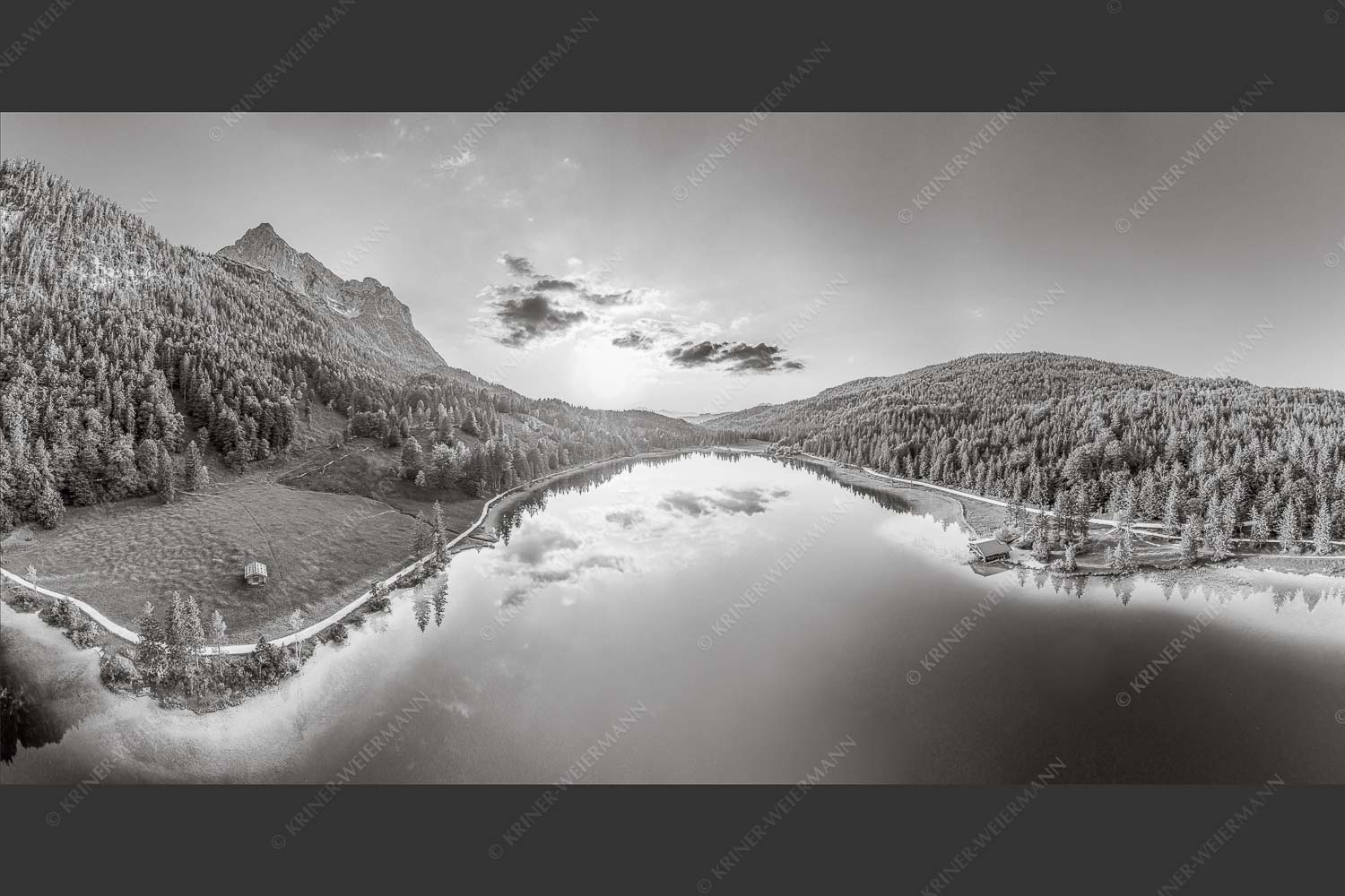 Blick über den Ferchensee zum Sonnenuntergang am Wettersteingebirge - Wohltuend 2:1 sw -- Ferchensee mit Wetterstein - mehr Infos bei www.Kriner-Weiermann.de
