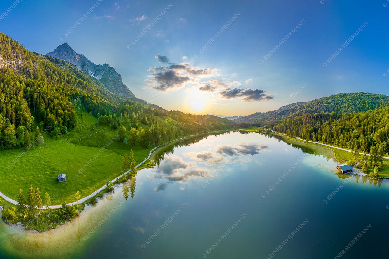 Blick über den Ferchensee zum Sonnenuntergang am Wettersteingebirge - Wohltuend 3:2  -- Ferchensee mit Wetterstein - mehr Infos bei www.Kriner-Weiermann.de