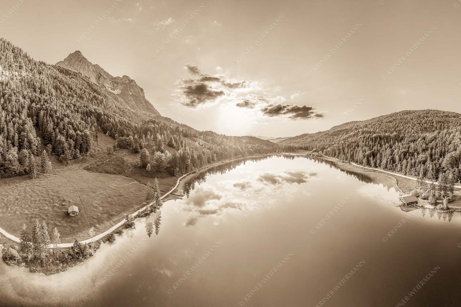 Blick über den Ferchensee zum Sonnenuntergang am Wettersteingebirge - Wohltuend 3:2 sepia -- Ferchensee mit Wetterstein - mehr Infos bei www.Kriner-Weiermann.de