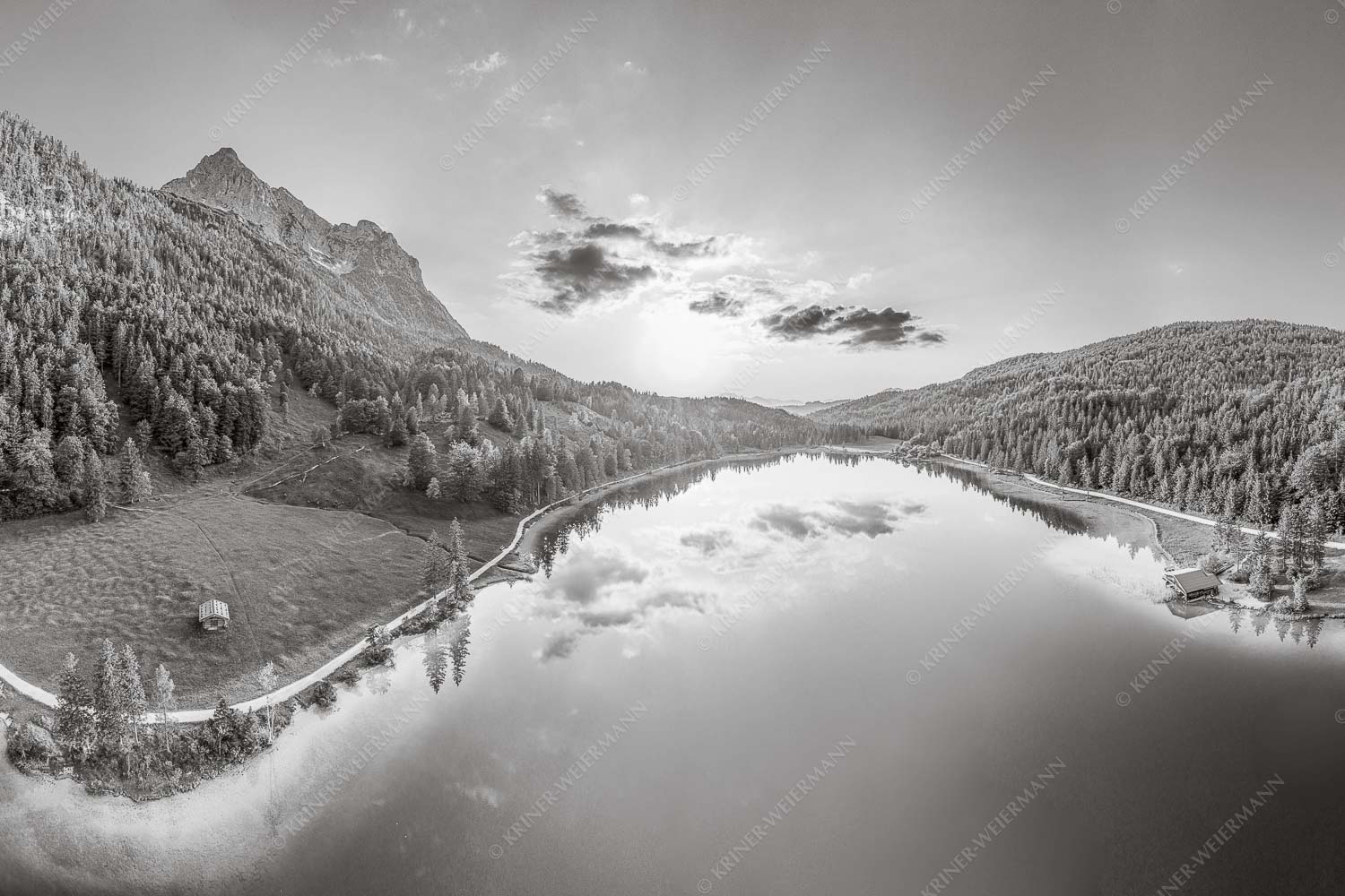 Blick über den Ferchensee zum Sonnenuntergang am Wettersteingebirge - Wohltuend 3:2 sw -- Ferchensee mit Wetterstein - mehr Infos bei www.Kriner-Weiermann.de