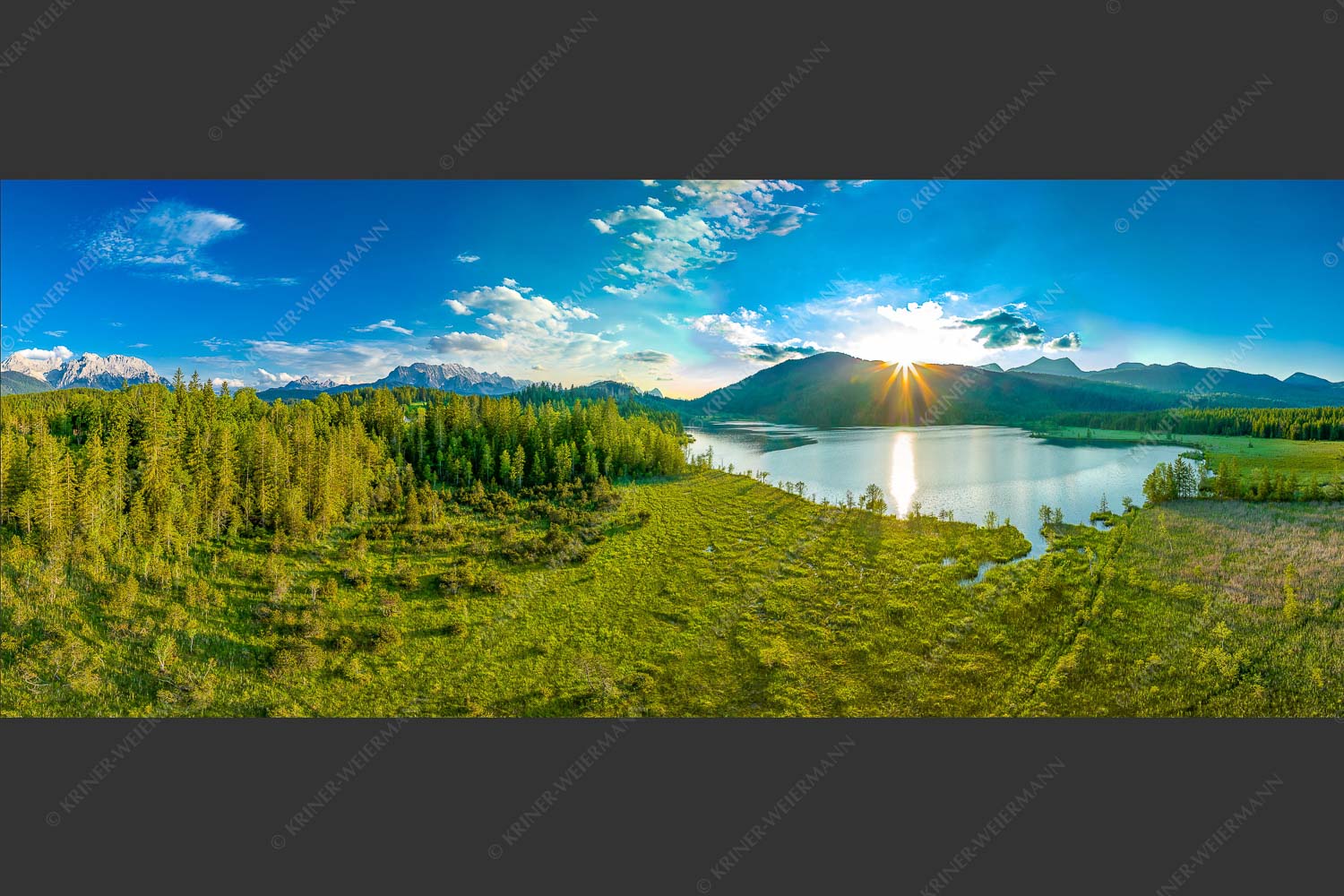 Blick über den Barmsee zum Sonnenuntergang am Estergebirge - Wunderbare Landschaften 2,5:1  -- Barmsee - mehr Infos bei www.Kriner-Weiermann.de