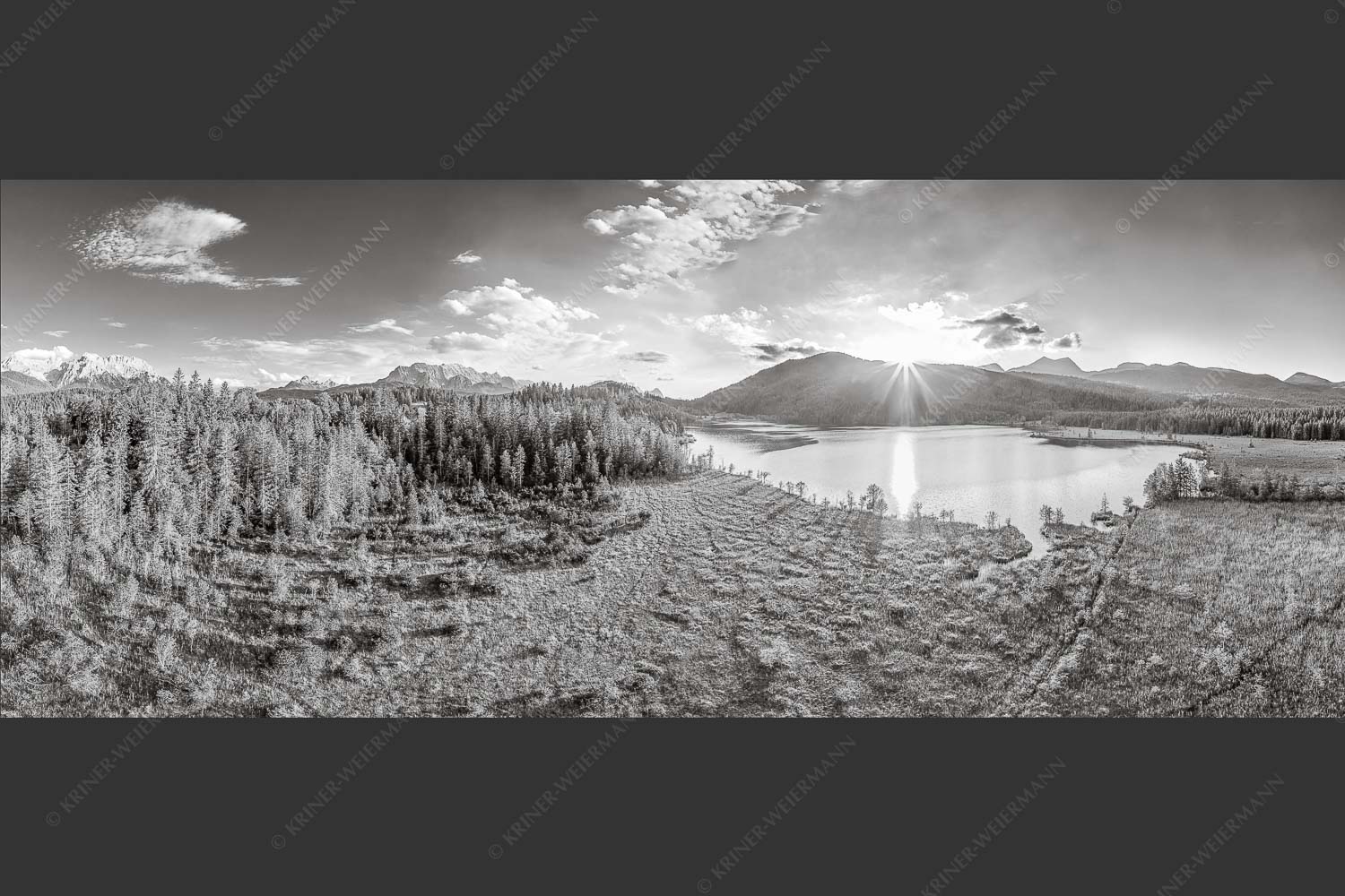 Blick über den Barmsee zum Sonnenuntergang am Estergebirge - Wunderbare Landschaften 2,5:1 sw -- Barmsee - mehr Infos bei www.Kriner-Weiermann.de