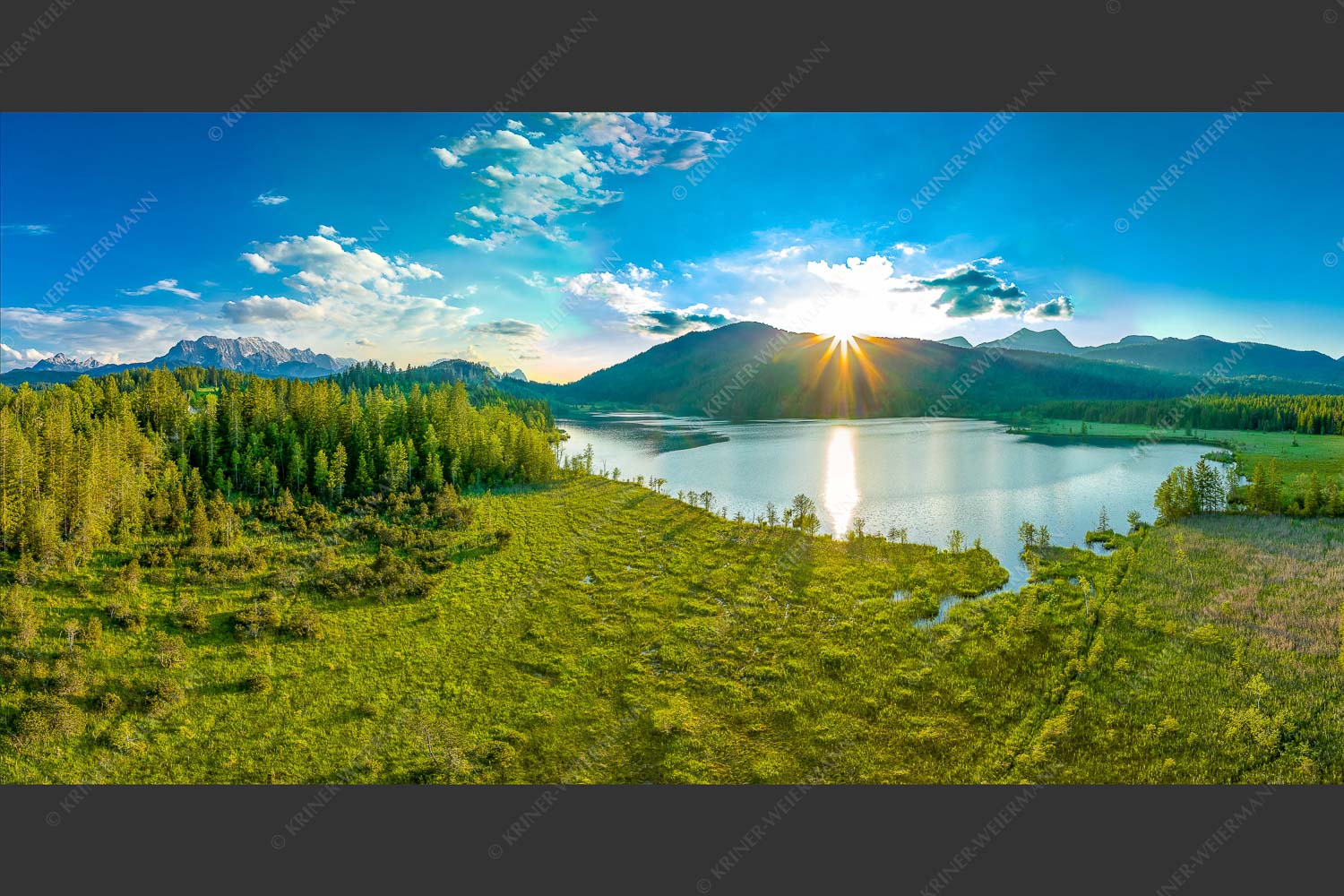 Blick über den Barmsee zum Sonnenuntergang am Estergebirge - Wunderbare Landschaften 2:1  -- Barmsee - mehr Infos bei www.Kriner-Weiermann.de