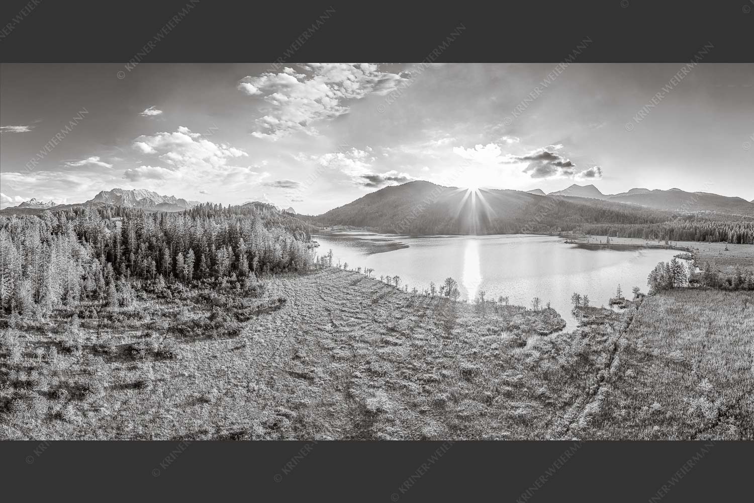 Blick über den Barmsee zum Sonnenuntergang am Estergebirge - Wunderbare Landschaften 2:1 sw -- Barmsee - mehr Infos bei www.Kriner-Weiermann.de