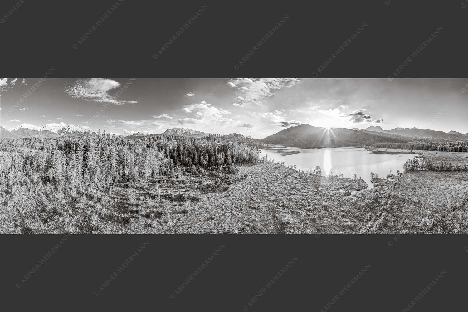 Blick über den Barmsee zum Sonnenuntergang am Estergebirge - Wunderbare Landschaften 3:1 sw -- Barmsee - mehr Infos bei www.Kriner-Weiermann.de