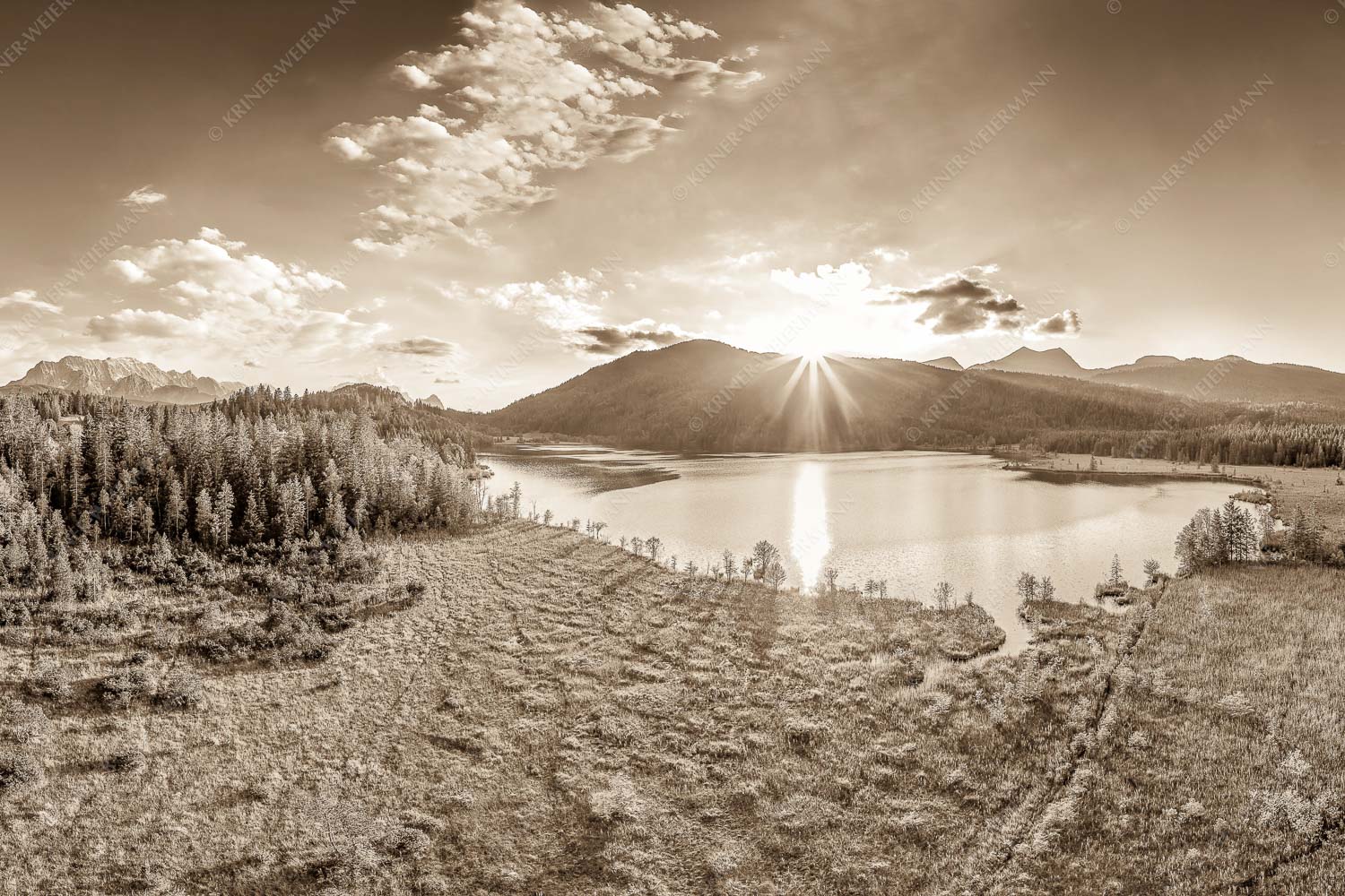 Blick über den Barmsee zum Sonnenuntergang am Estergebirge - Wunderbare Landschaften 3:2 sepia -- Barmsee - mehr Infos bei www.Kriner-Weiermann.de