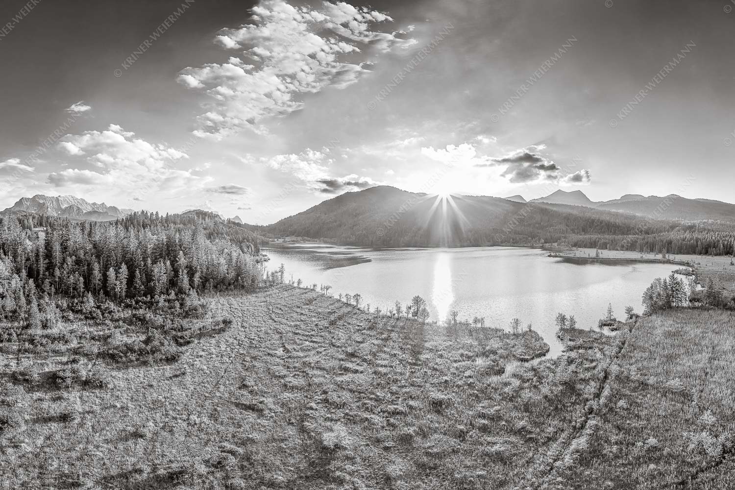 Blick über den Barmsee zum Sonnenuntergang am Estergebirge - Wunderbare Landschaften 3:2 sw -- Barmsee - mehr Infos bei www.Kriner-Weiermann.de