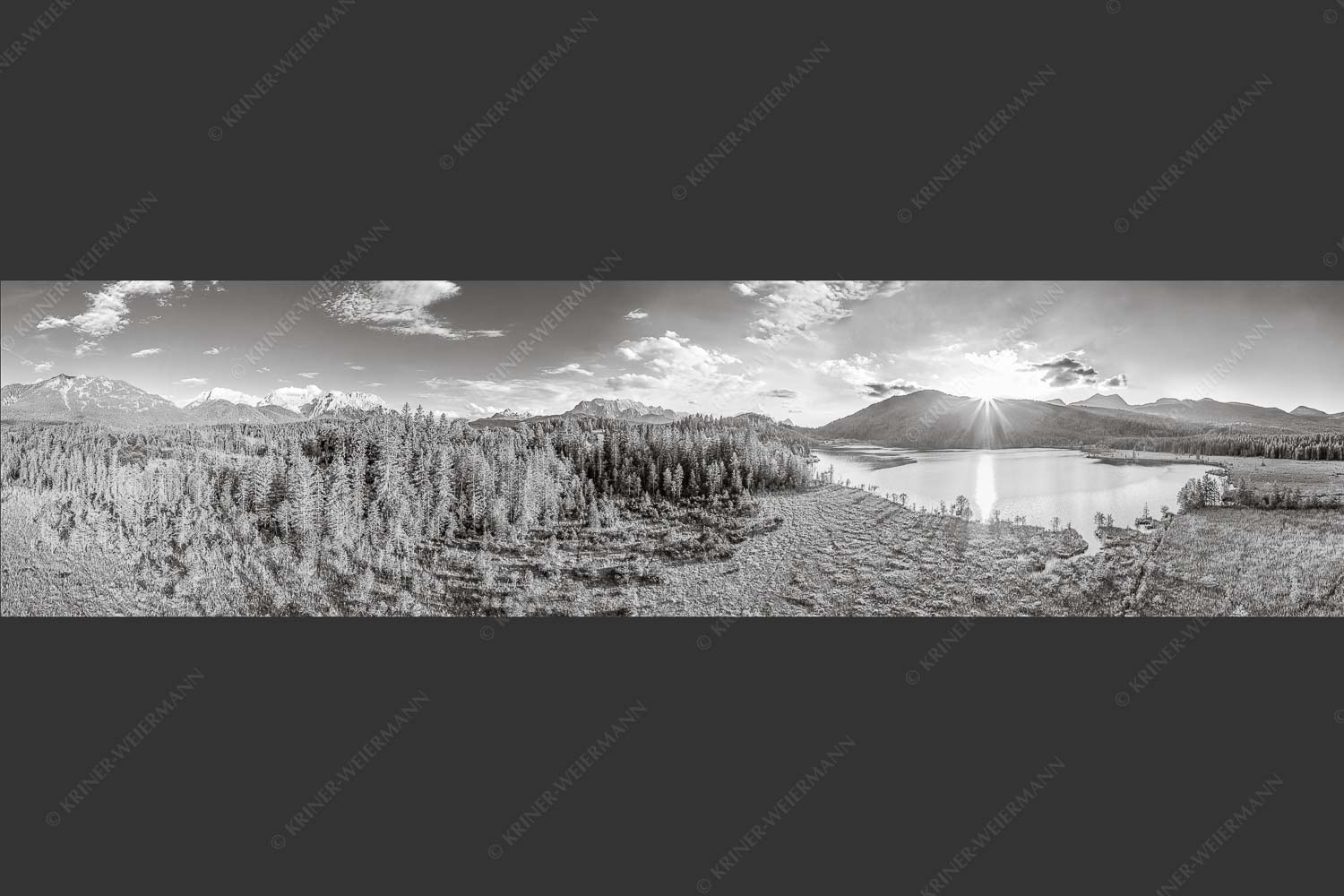 Blick über den Barmsee zum Sonnenuntergang am Estergebirge - Wunderbare Landschaften 4:1 sw -- Barmsee - mehr Infos bei www.Kriner-Weiermann.de