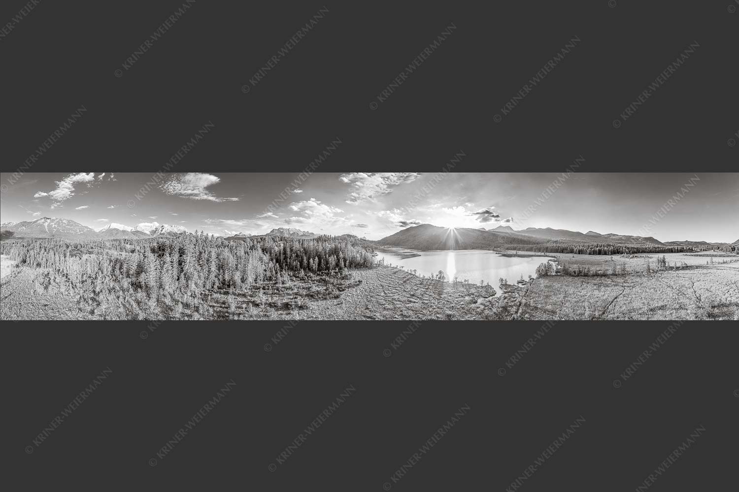 Blick über den Barmsee zum Sonnenuntergang am Estergebirge - Wunderbare Landschaften 5:1 sw -- Barmsee - mehr Infos bei www.Kriner-Weiermann.de