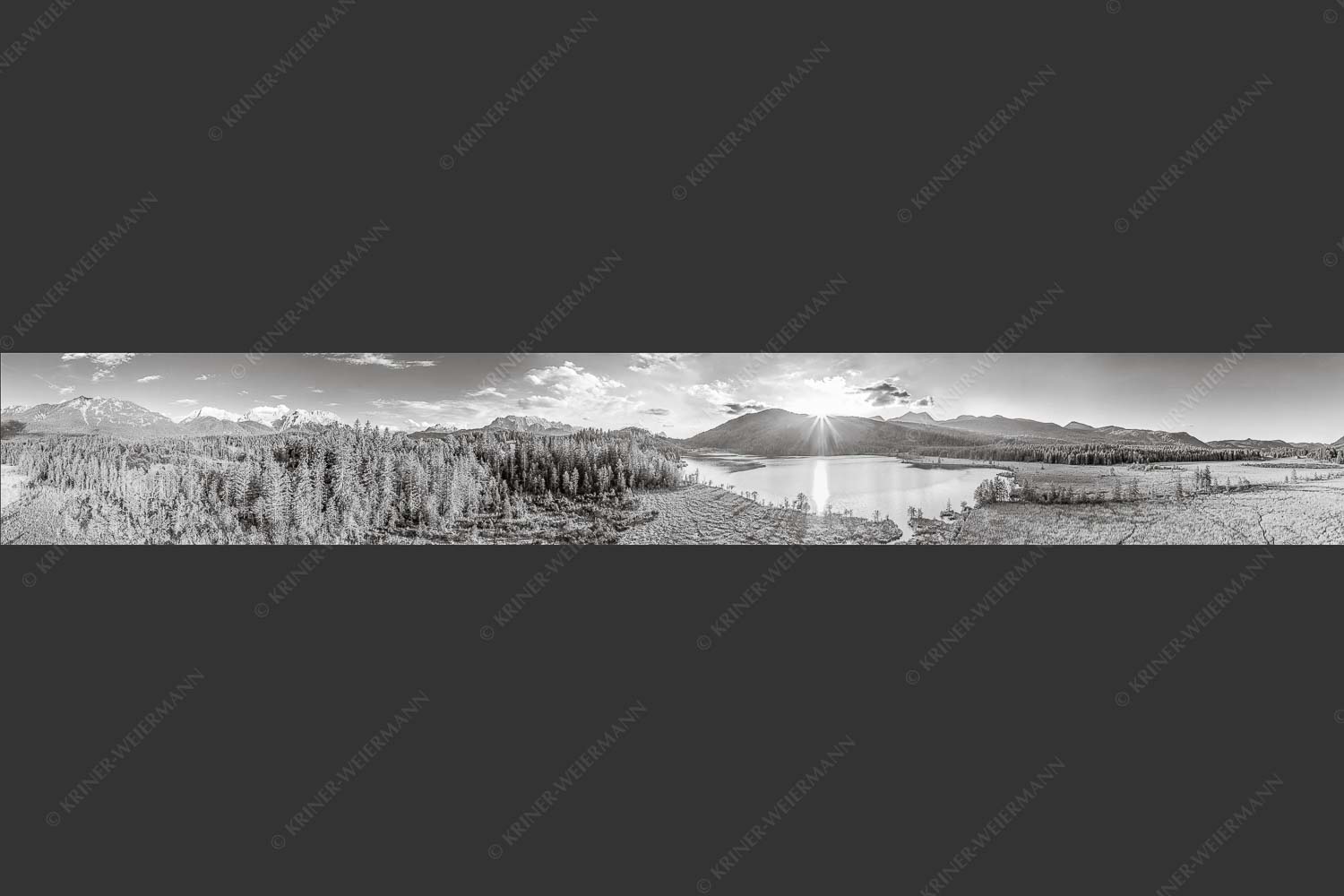 Blick über den Barmsee zum Sonnenuntergang am Estergebirge - Wunderbare Landschaften 7:1 sw -- Barmsee - mehr Infos bei www.Kriner-Weiermann.de