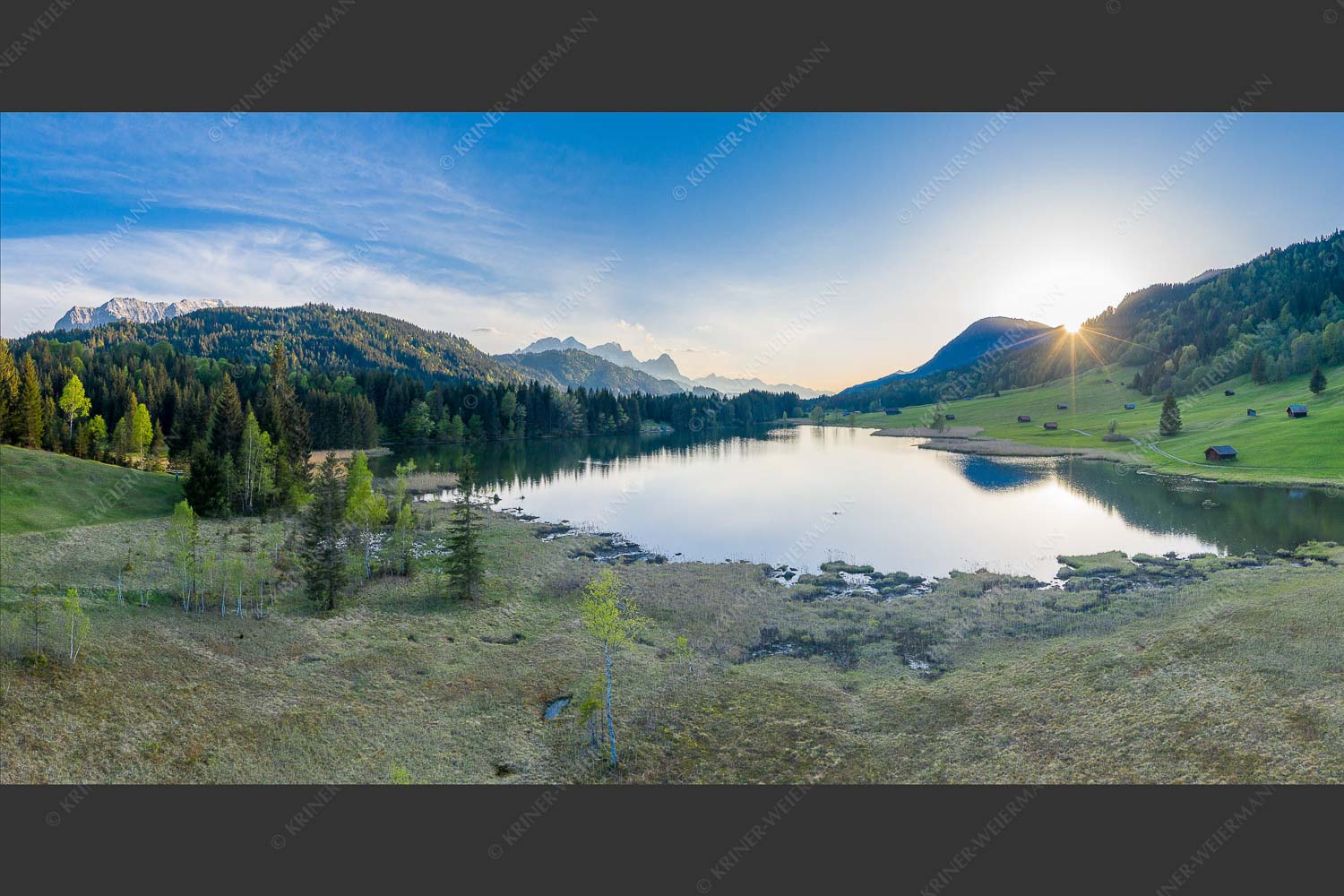Blick über den Geroldsee mit Zugspitzmassiv und Sonnenuntergang am Wank - Zartes Grün 2:1  -- Geroldsee - mehr Infos bei www.Kriner-Weiermann.de