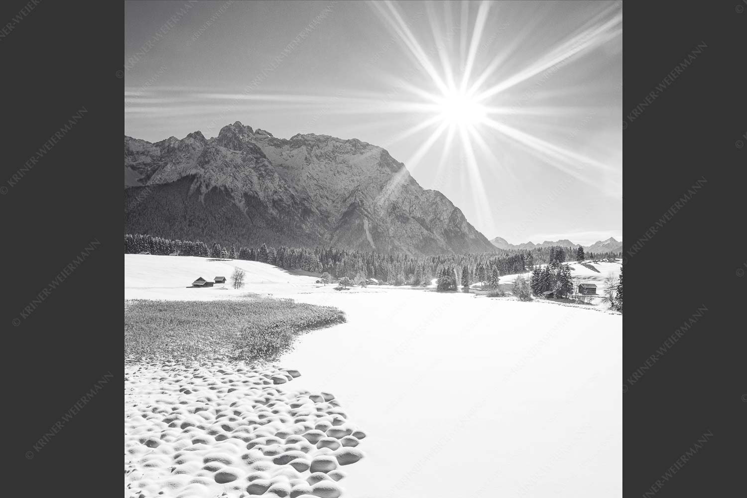 Blick über den Schmalensee zum Karwendelgebirge - Zuckerguss 1:1 sw -- Winter und Schnee am Schmalensee mit Karwendel - mehr Infos bei www.Kriner-Weiermann.de