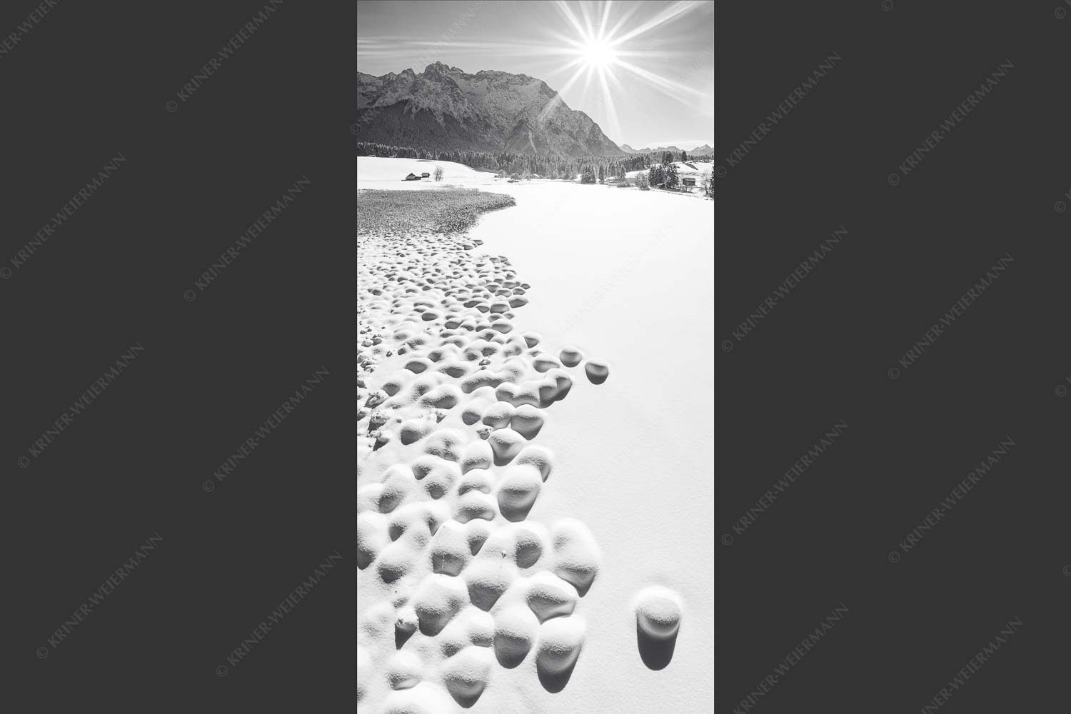 Blick über den Schmalensee zum Karwendelgebirge - Zuckerguss 1:2 sw -- Winter und Schnee am Schmalensee mit Karwendel - mehr Infos bei www.Kriner-Weiermann.de