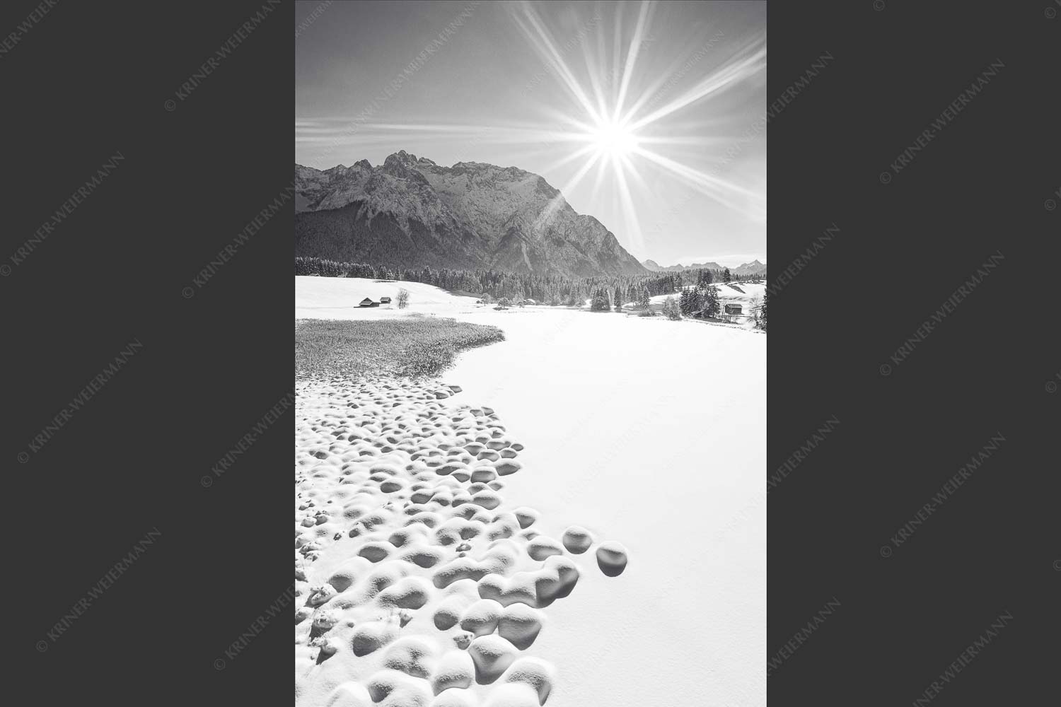 Blick über den Schmalensee zum Karwendelgebirge - Zuckerguss 2:3 sw -- Winter und Schnee am Schmalensee mit Karwendel - mehr Infos bei www.Kriner-Weiermann.de