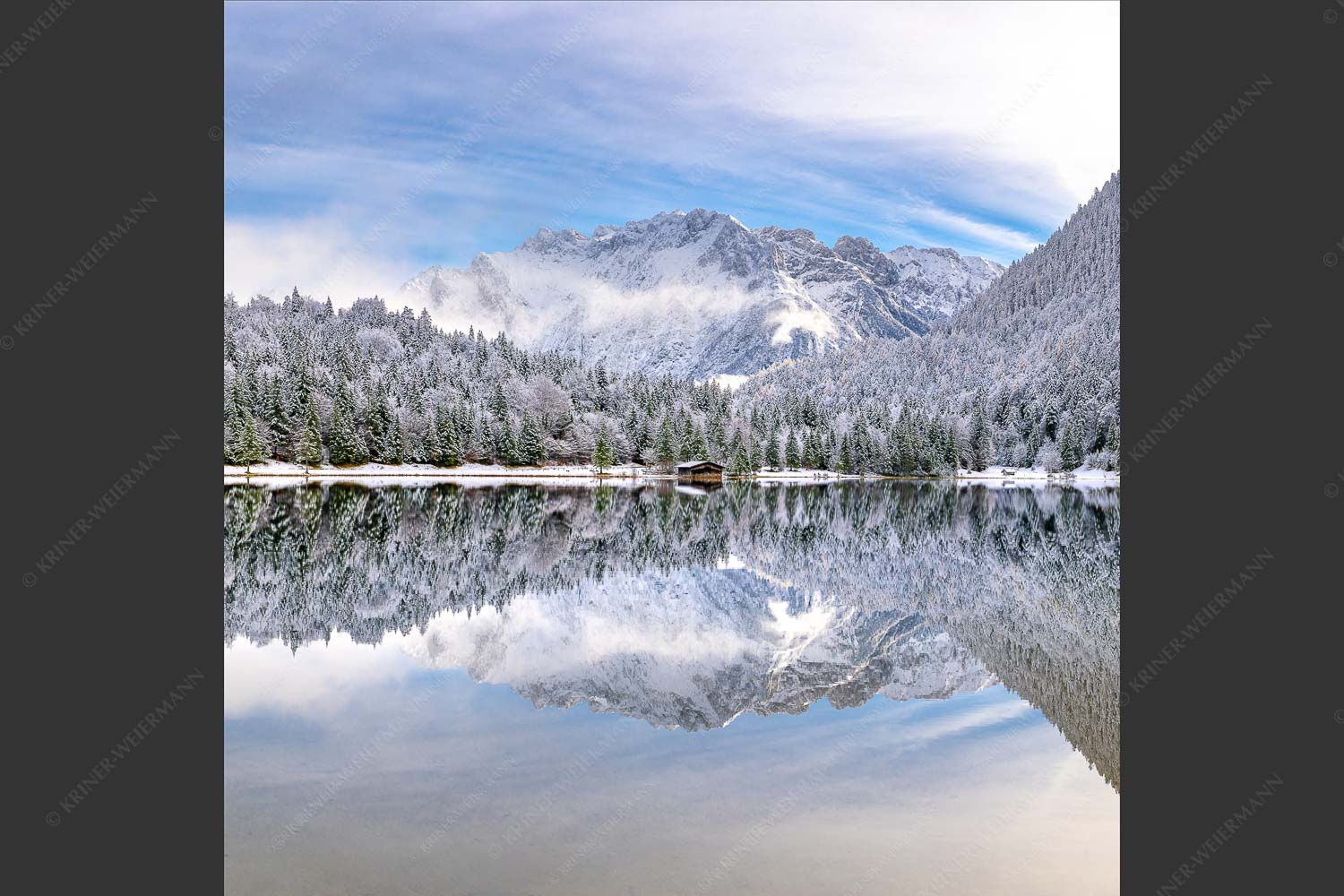 Das Karwendelgebirge spiegelt sich im Ferchensee - Zuckerspiegel 1:1  -- Ferchensee und Karwendel - mehr Infos bei www.Kriner-Weiermann.de