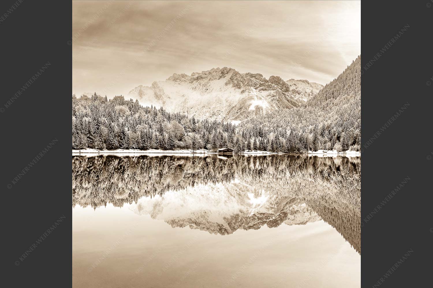 Das Karwendelgebirge spiegelt sich im Ferchensee - Zuckerspiegel 1:1 sepia -- Ferchensee und Karwendel - mehr Infos bei www.Kriner-Weiermann.de