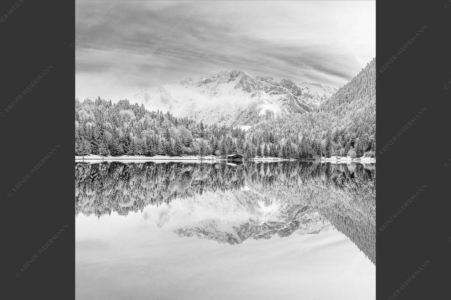Das Karwendelgebirge spiegelt sich im Ferchensee - Zuckerspiegel 1:1 sw -- Ferchensee und Karwendel - mehr Infos bei www.Kriner-Weiermann.de