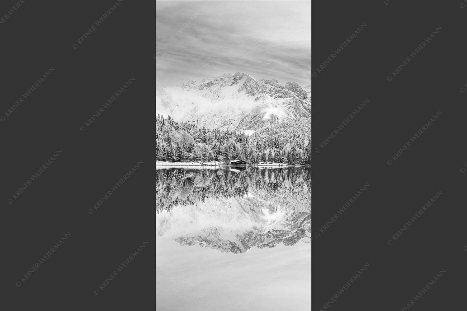 Das Karwendelgebirge spiegelt sich im Ferchensee - Zuckerspiegel 1:2 sw -- Ferchensee und Karwendel - mehr Infos bei www.Kriner-Weiermann.de